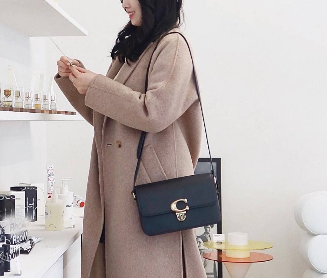 COACH STUDIO GLOVETANNED LEATHER SHOULDER BAG (C6641)🌺ห้ามพลาดเด็ดขาด!! สวยละมุน เรียบหรู ดูแพงสุดๆ!! //กระเป๋าถือ กระเป๋าสะพาย ดีไซน์เนี้ยบ! เฉียบมาก!// วัสดุหนังแท้ หนังเรียบเต็มใบ อยู่ทรง สวยมากๆ ดีเทลเรียบหรู ผู้ดีสุดๆ!// ด้านหน้าเปิด-ปิดด้วยต