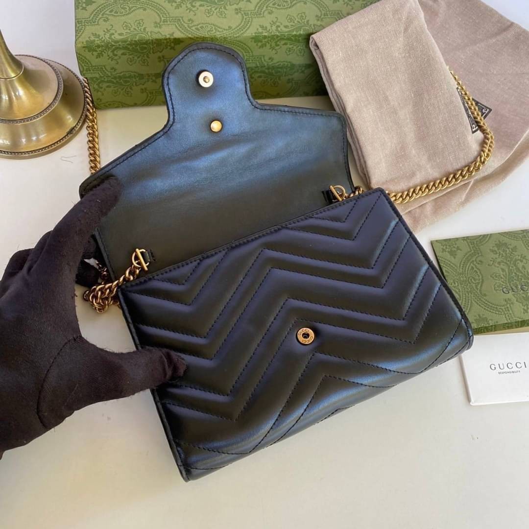 GUCCI Marmont Wallet on chain Leather / GG Marmont Chain Wallet เกรดเทพออริจินอล หนังแท้ งานสวยน่ารักมาก ใส่โทรศัพท์ได้ทุกรุ่น หนังวัวแท้นิ่มมาก ใส่การ์ด ใส่บัตร ได้เยอะมากๆ ฝ่าปิดแบบกระดุมใช้งานง่าย *กระดุมมีโลโก้ Gucci * งานสวยละเอียดยิบย่อยทุกจุด ภาพถ่
