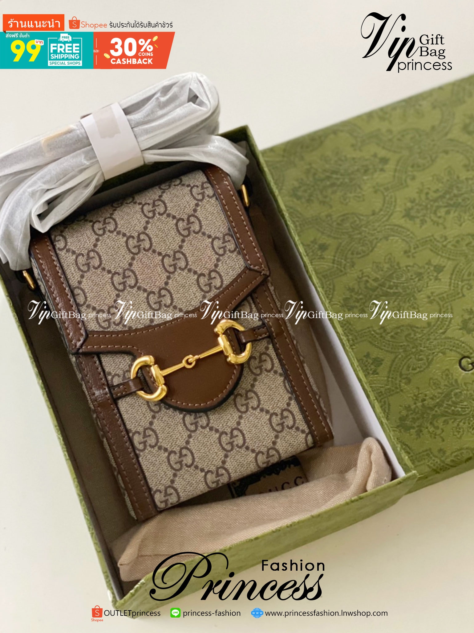 Gucci Horsebit 1955 mini bag / Gucci Phone Bag ออริจินอล รุ่นยอดฮิต ไซส์มินิ ที่ใครๆก็ต้องรู้จัก!! กับกระเป๋าขนาดมินิในรูปแบบผ้าแจ็คการ์ดสีขาวงาช้างและน้ำเงิน ได้รับแรงบันดาลใจมาจากดีไซน์ดั้งเดิม ซึ่งแอคเซสเซอรี่นี้โดดเด่นด้วยรายละเอียดดั้งเดิมที่ทันสมัยโ