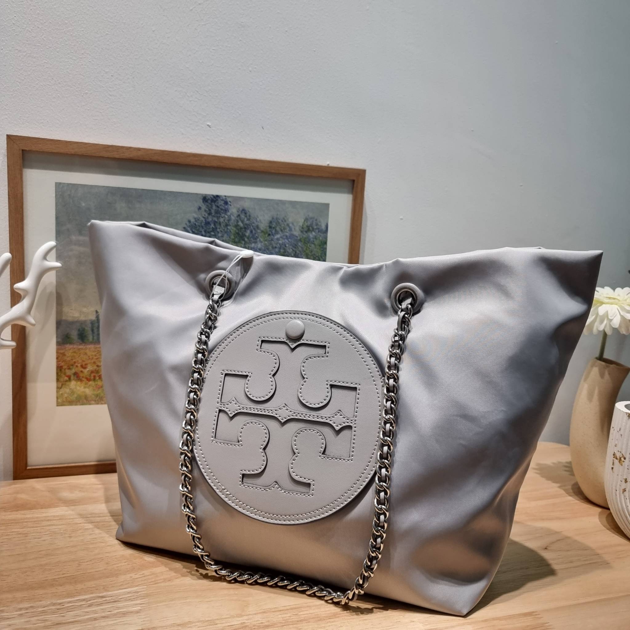 TORY BURCH Ella Chain Tote Bag / TORY TOTE NYLON BAG พร้อมส่ง 4 สี กระเป๋าสะพายทรงโท้ทใบใหญ่ จุของไปเลยแน่นๆ รูปทรงคลาสสิคชวนใช้ โดดเด่นด้วย patch โลโก้ แนะนำรีบสั่งใช้ไปสวยก่อนใครได้เลยน้า