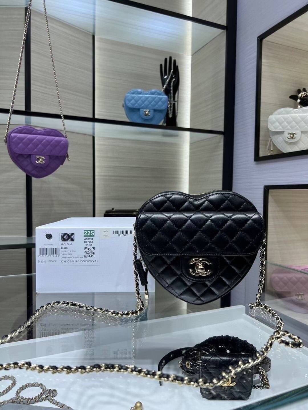 CHANEL Heart Bag 2022 SpringSummer Crossbody สวยมาก มงลงมาก!! กระเป๋าสะพายสุดคิ้วท์ ที่ดีไซน์รูปทรงหัวใจไม่ซ้ำใคร น่ารักทุกสี น่าใช้ไปเลยแม่!!