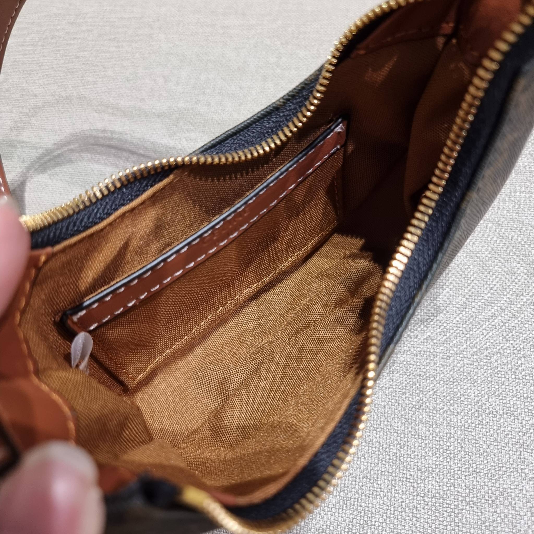 CELINE MINI AVA IN TRIOMPHE CANVAS AND CALFSKIN สวยเกินต้านกับน้องมินิ รุ่นสุดปัง ที่ใครเห็นก็ต้องว้าว กับกระเป๋าสะพายไหล่ ไซส์มินิ น้องน่ารักม้ากกก!! ไม่ไหว!! รูปทรงที่ไม่เหมือนใคร ใช้งานง่าย วัสดุหนังแคนวาสตัดสลับหนังแท้ สวยลงตัว รูดเปิด-ปิดด้วยซิป สายส