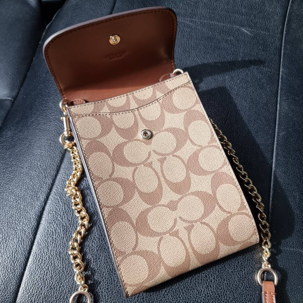 COACH 3051 RACHEL PHONE CROSSBODY IN SIGNATURE CANVAS HOT ITEM!! กระเป๋าสะพาย case phone ต้องมา ให้คุณพกพา gadget ล้ำไปได้ทุกที่ ใส่โทรศัพท์มือถือได้ทุกรุ่น ดีไซน์ใหญ่กว่าเดิม และยังมีช่องเก็บบัตรให้เพิ่มไปอีก ดีไซน์ลายซีคลาสสิค วัสดุหนังแคนวาส เปิด-ปิดด้