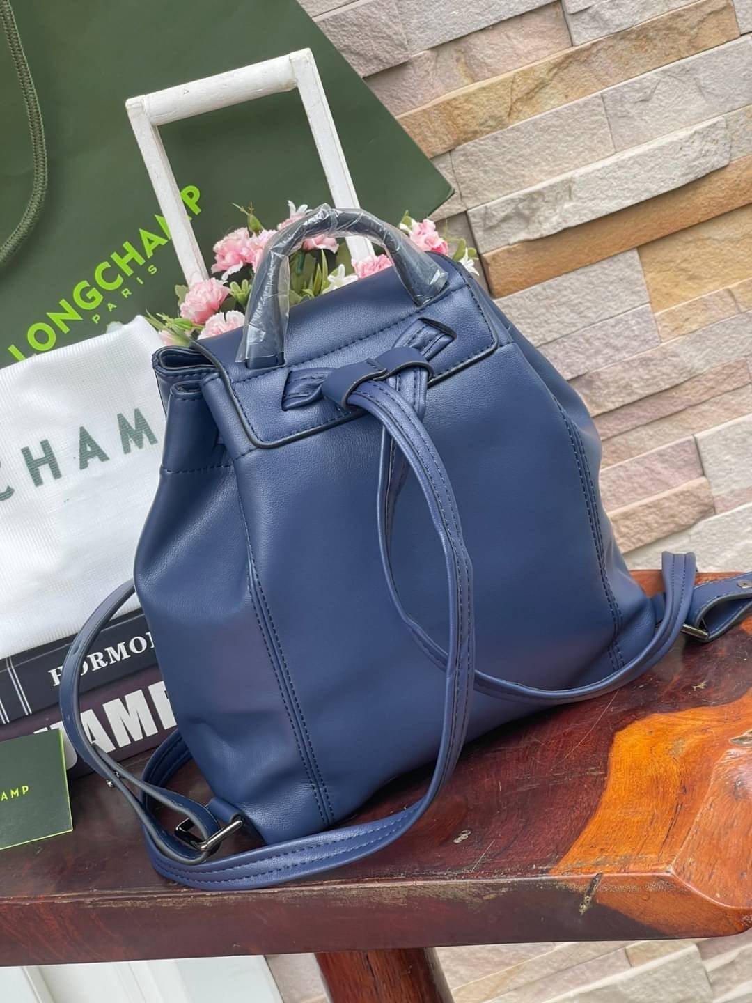 Longchamp Le Pliage Cuir Xs Leather Backpack แบรนด์ติดเทรนด์ตลอดไม่เคยเปลี่ยนกับ ทรง Le Pliage Cuir หนึ่งในตระกูลกระเป๋าสุดไอคอนิกจากแบรนด์ เมื่อรุ่น Le Pliage Cuir ในรูปแบบของหนังแกะ Metis ได้ถือกำเนิดขึ้นในปี 2012 เป้ที่มีการจัดการปรับดีไซน์ให้มีขนาดกำล