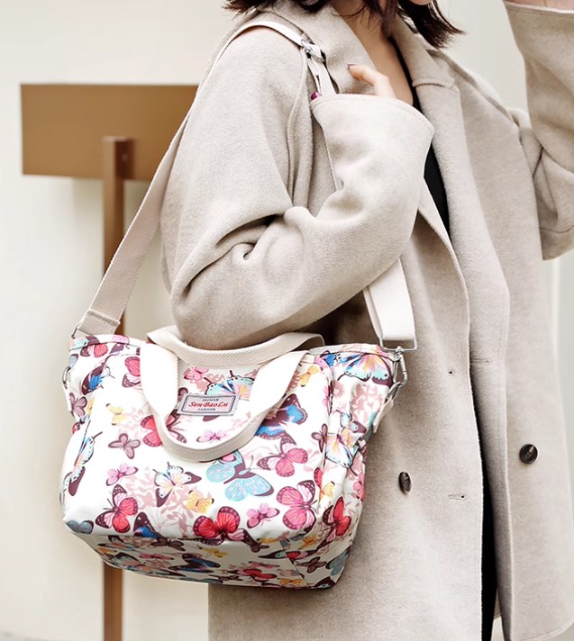 กระเป๋าถือ กระเป๋าสะพาย ผู้หญิง ผ้าไนลอน ลายดอกไม้ หวาน ๆ น้ำหนักเบา กันน้ำ ใส่ของได้เยอะ 196601