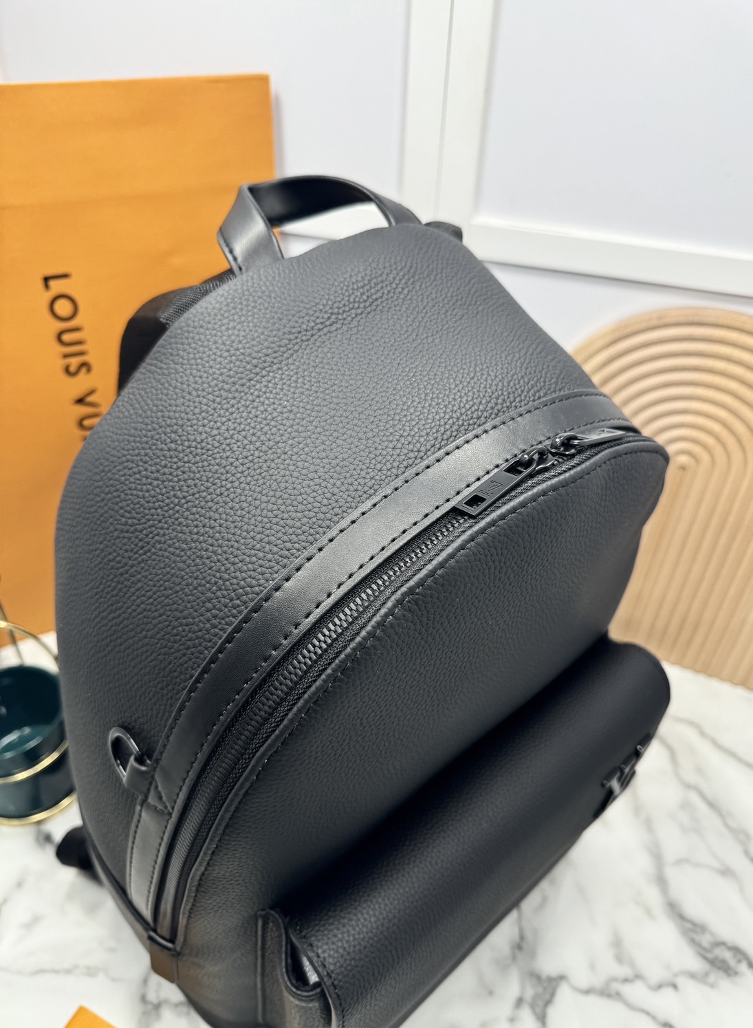 LV Takeoff Backpack กระเป๋าเป้สะพายหลัง สีดำเต็มใบหรูหราแบบเรียบง่าย ตกแต่งด้วยตัวอักษร “LV” โลหะสีดำด้าน ช่องหลักที่กว้างขวาง เหมาะสำหรับการเดินทางในวันหยุดสุดสัปดาห์หรือวันพักผ่อนสบายๆ 🤍 เกรดท็อปออริจินอล 1:1 เกรดดีสุด