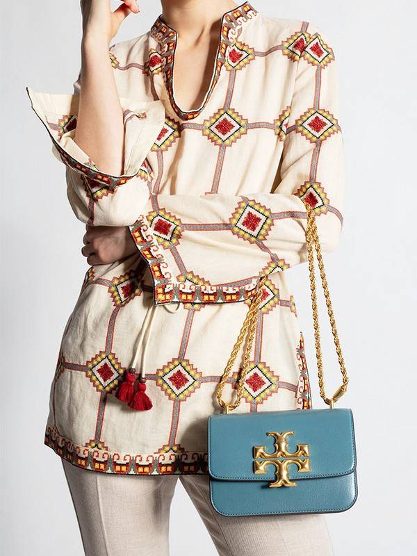 TORY BURCH ELEANOR TEXTURED SMALL CONVERTIBLE SHOULDER BAG สีใหม่!! ฮอตไอเท็ม รุ่นนี้ขายดีขายหมด สวยหรู คุณหนู ผู้ดี!! หายากมาก กระเป๋าสะพายข้าง ดีไซน์อยู่ทรง ขนาดกำลังสะดวกใช้สำหรับสาว วัสดุหนังแท้เต็มใบ ผิวมีเทกเจอร์ อัพเวลความหรู สีทูโทน เปิด-ปิดด้วยแถ