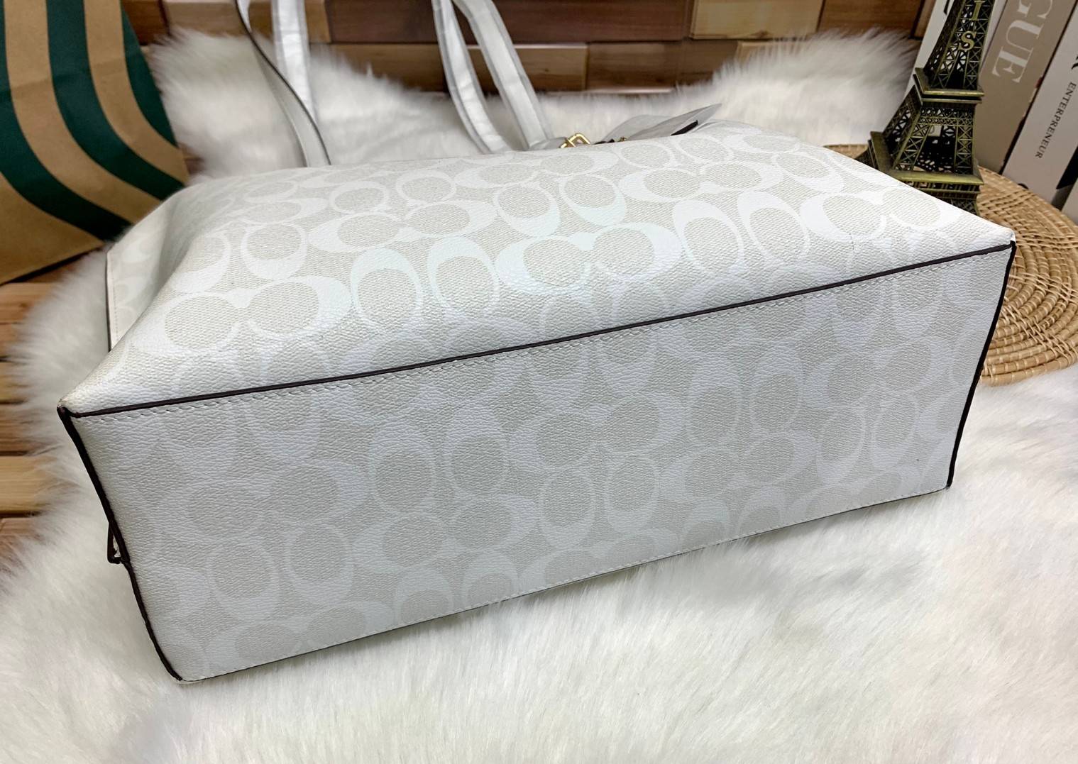 COACH MOLLIE TOTE IN SIGNATURE CANVAS ((1665)) พร้อมส่งอีกครั้ง ห้ามพลาดค่า! กระเป๋าหิ้ว//คล้องไหล่ ใบใหญ่ ทรงTote หนังแท้นิ่มอย่างดีค่ะ ภายในแบ่ง2ช่องใหญ่ สามารถใส่ A4ได้เลย ช่องกว้างมากๆ มีช่องกระเป๋าซิปกลางให้ใส่ของอีกช่องนะคะ