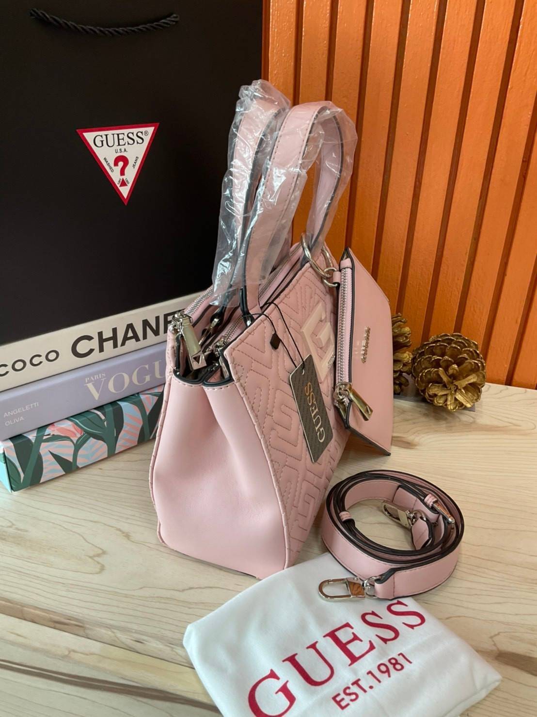 ของแท้ 💯% 】Guess Women’s Crossbody Bag กระเป๋าสะพายข้าง มาพร้อมกระเป๋าใบเล็ก ถอดออกแยกใช้งานได้ วัสดุ Pu หนังนิ่ม จับนุ่มมือมากๆ ด้านหน้าประดับโลโก้แบรนด์ กระเป๋ามีดีเทลเย็บลาย G