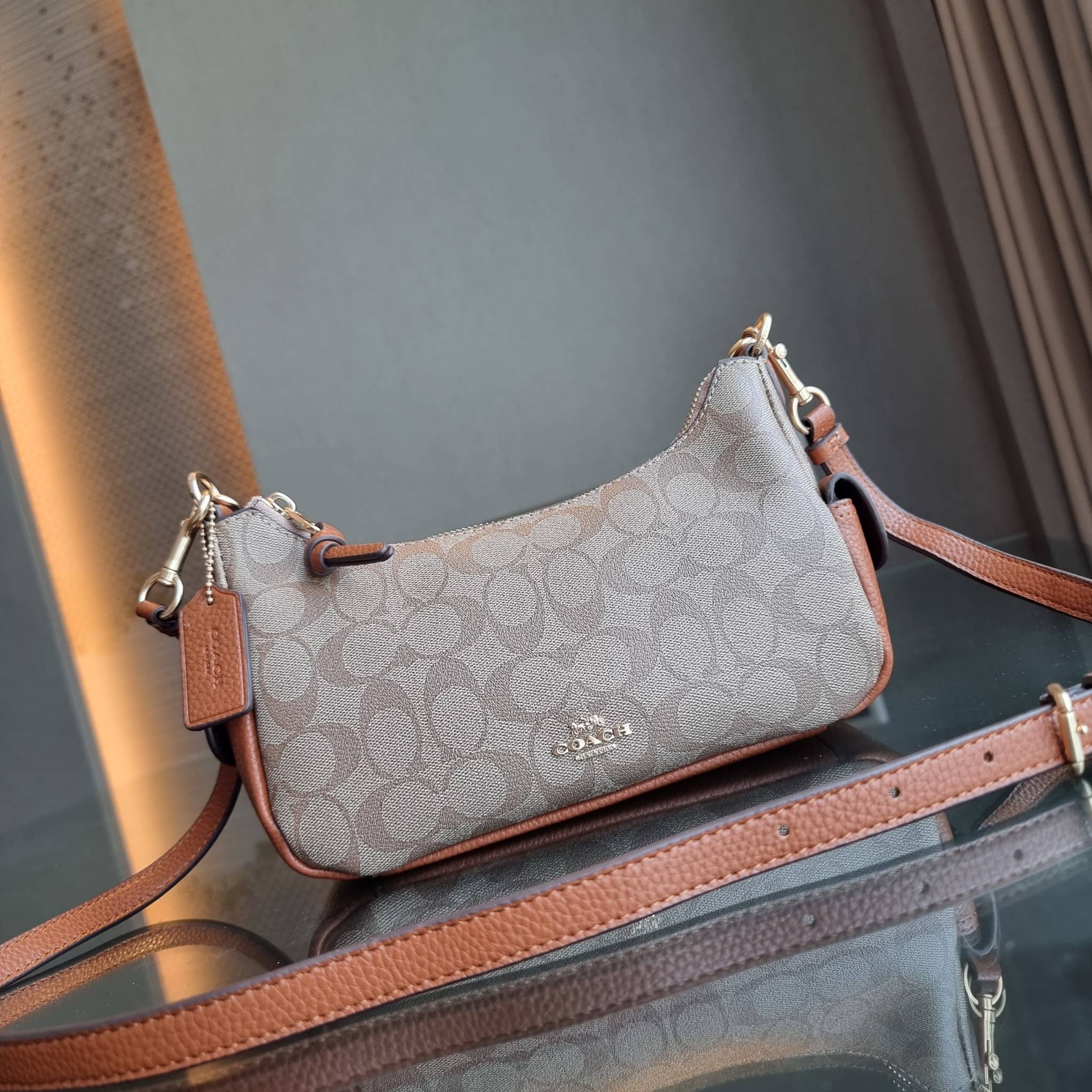 COACH C7223 PENNY SHOULDER BAG 25 IN SIGNATURE CANVAS คอลเลคชั่นเพนนีสุดคิ้วท์ ในรูปแบบของกระเป๋าสะพายไหล่กึ่งทรงพอช พร้อมเสิร์ฟความสวยถึงบ้านไปเลย!! ด้วยดีไซน์คลาสสิคย้อนยุค ที่แอบแฝงความเรียบหรู มาพร้อมสายสะพาย 2 เส้น เป็นสายคล้องมือและสายสะพายครอสบอดี้