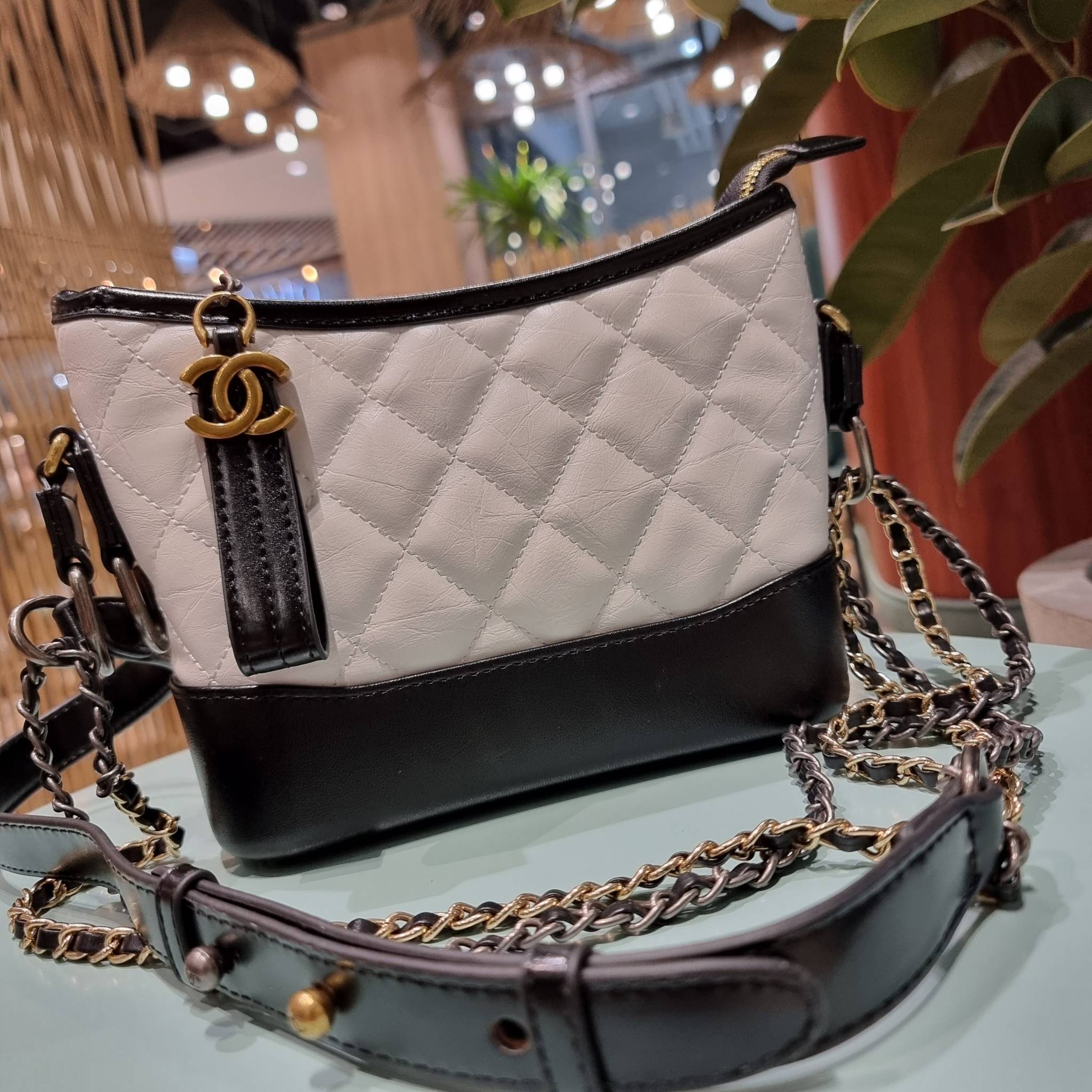 9" CHANEL SHOULDER BAG / CHANEL GABRIELLE HOBO BAG ไซส์คลาสสิค กระเป๋าสะพายข้าง/ไหล่ หนังแท้ นิ่ม หรู มาพร้อมพวงกุญแจสัญลักษณ์แบรนด์ อะไหล่พร้อมโซ่สะพายสีทองสลับสีเงินรมดำ สามารถสะพาย crossbody หรือสะพายไหล่ได้หมด สะพายแล้วขับผิวมากๆ เปิด-ปิดกระเป๋าด