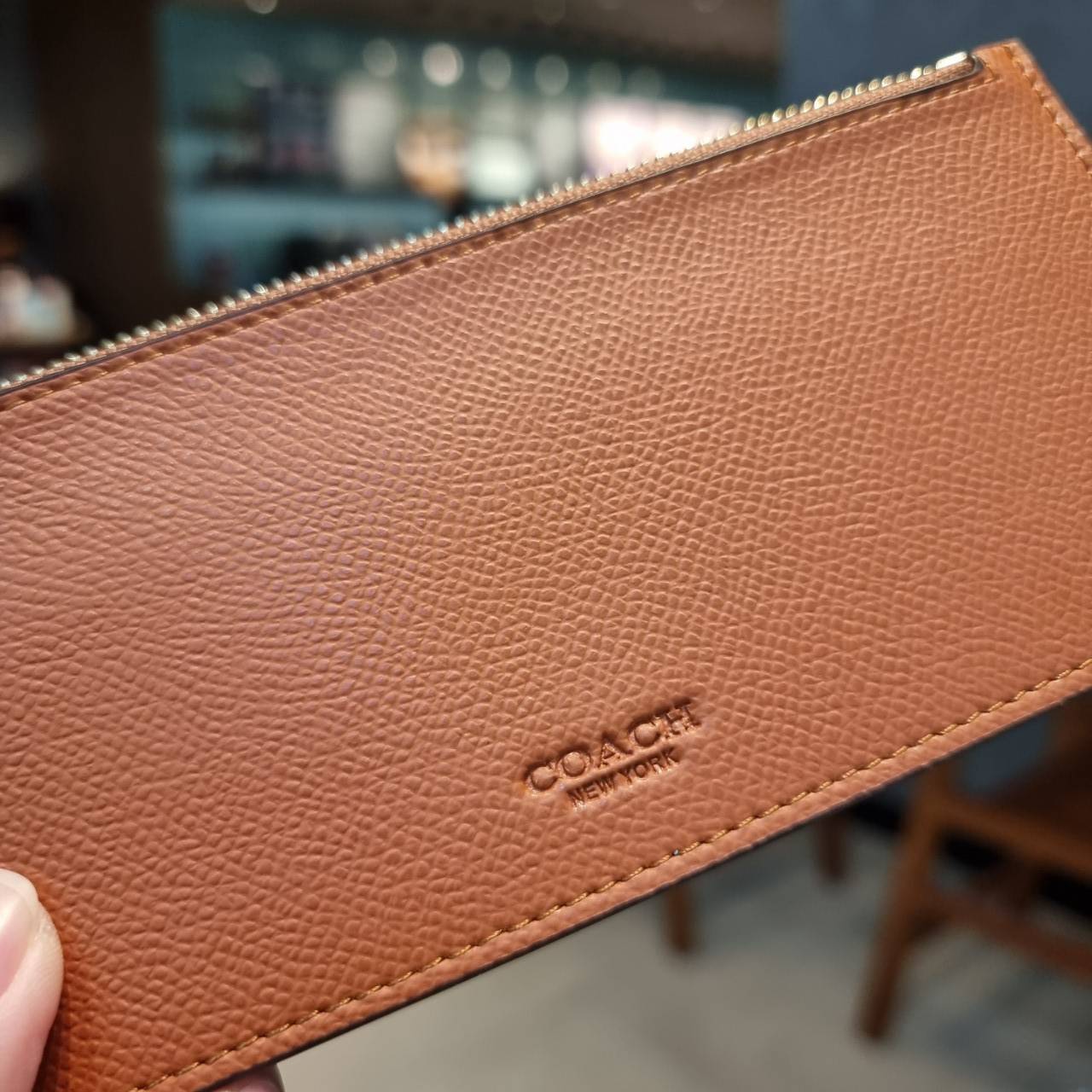 COACH F52601 POP SLIM ENVELOPE WALLET IN SIGNATURE รุ่นขายดี ขายหมด!! รุ่นหายาก!! เติมสต็อคจ้า!! กระเป๋าสตางค์รุ่นฝาพับ ดีไซน์เรียบหรู คลาสสิค ใช้งานง่ายและสะดวกมากๆ ด้วยซองซิปที่เสียบด้านหลัง ถอดแยกออกมาใช้ได้ หรือเอาออก พกกระเป๋าเดี่ยวๆก็ได้ ถือใบนี้ดูไ