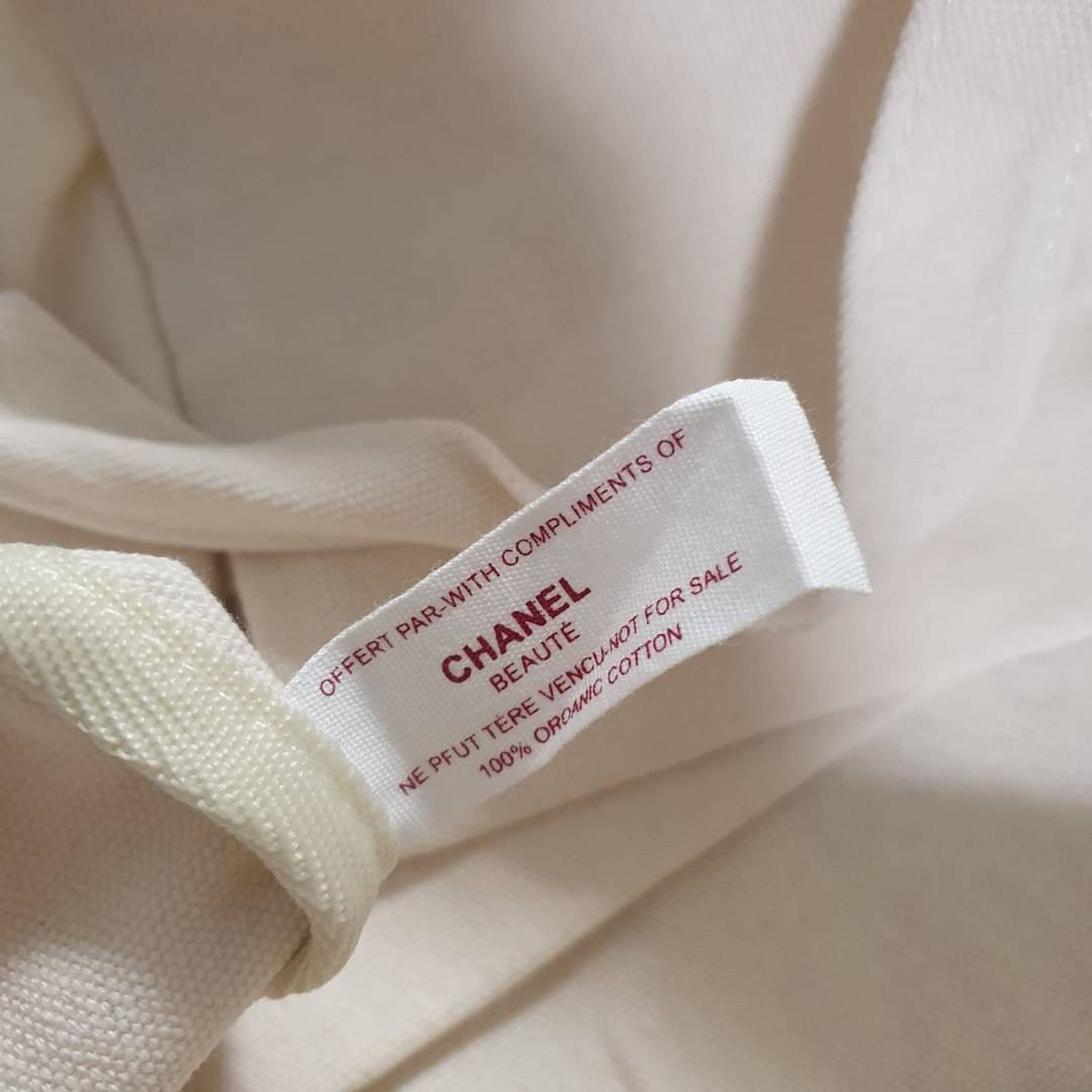 Chanel tote bag no.1 / CHANEL MINI COTTON SHOPPING BAG กระเป๋าผ้าช็อปปิ้งงานพรีเมียม ตัวกระเป๋าผ้า ผลิตจากวัสดุออแกนิค คอตตอน100% สีขาวครีม สกรีนลายด้านหน้า ขนาดกำลังดี ฐานเป็นทรงกลม ทำให้จุได้ได้ค่อนข้างเยอะ น้ำหนักเบา เหมาะกับวันสบายๆเลยค่า
