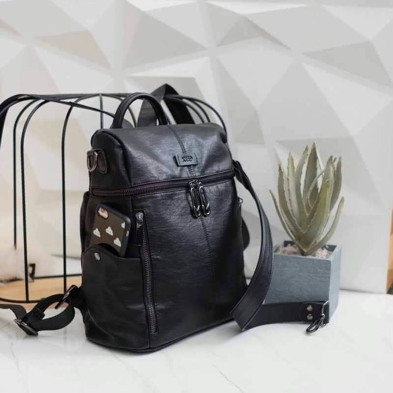 Keep speedy backpack กระเป๋าเป้หนัง ทรงน่ารัก จากแบรนด์ KEEP วัสดุหนังวัวสังเคราะห์เนื้อนิ่ม ลายหนังชัดสวย ด้านหน้ามี 2 zip สะดวกใช้งาน และช่องซิปด้านบนค่ะ มีสายสั้นสะพายไหล่ให้อีก 1 สาย ด้านข้างมีช่องใส่ของซ้ายขวา ด้านหลังมีช่องแยกเก็บของ เพิ่มอีก 1 ช่อง