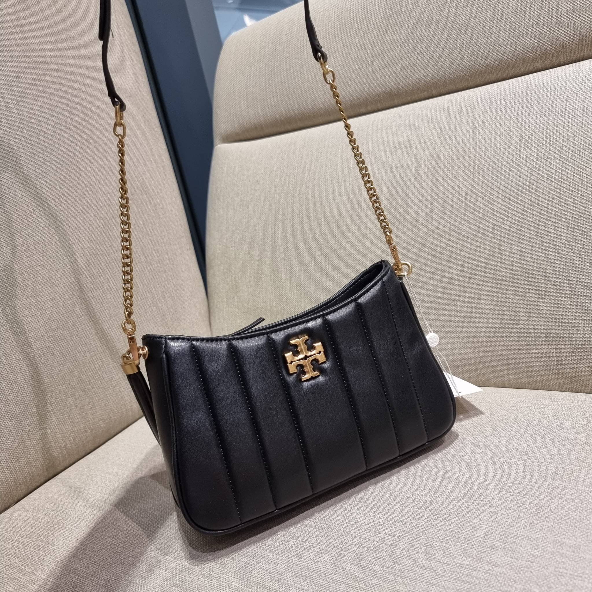 TORY BURCH KIRA MINI BAG กระเป๋าสะพายทรงพอช ง่ายต่อชีวิต!! ดีไซน์บุนวม เส้นคมสวยหรู วัสดุหนังแกะ สัมผัสดีงาม นิ่มมือ เปิด-ปิดด้วยซิป ภายในเป็นช่องโล่ง มีช่องใส่บัตร ใส่ของสำคัญได้ครบถ้วน มาพร้อมสายคล้องไหล่ในตัว และสายสะพายครอส ปรับได้ตามสะดวก ใบจริงสวยคม