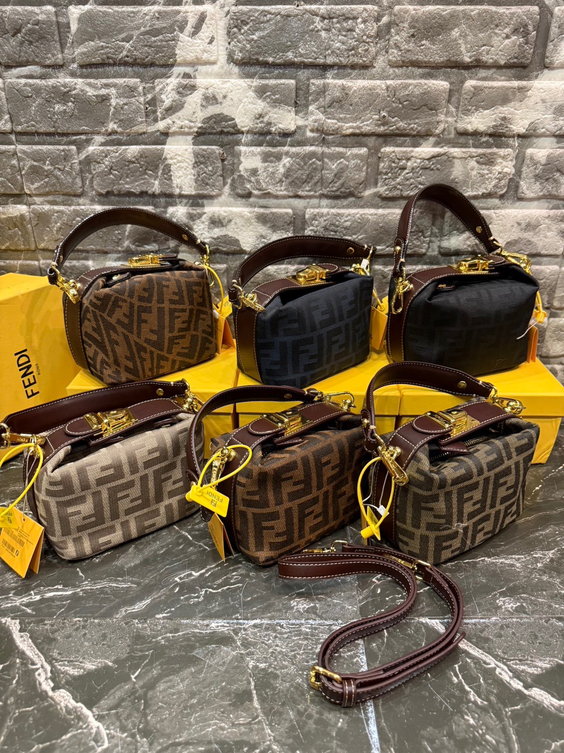 FENDI Mini Tobacco Monogram FF Logo Zucca Bag กระเป๋าสะพายไซส์มินิน่ารัก แมทชุดง่าย รุ่นสุดปัง แรงเกินต้านสุดๆ รูปทรงเป็นเอกลักษณ์ ดีเทลน่ารักด้วยตัวล็อคเปิดปิดคาดบนตัวกระเป๋า ทำให้ใบนี้ดูไม่น่าเบื่อเลย