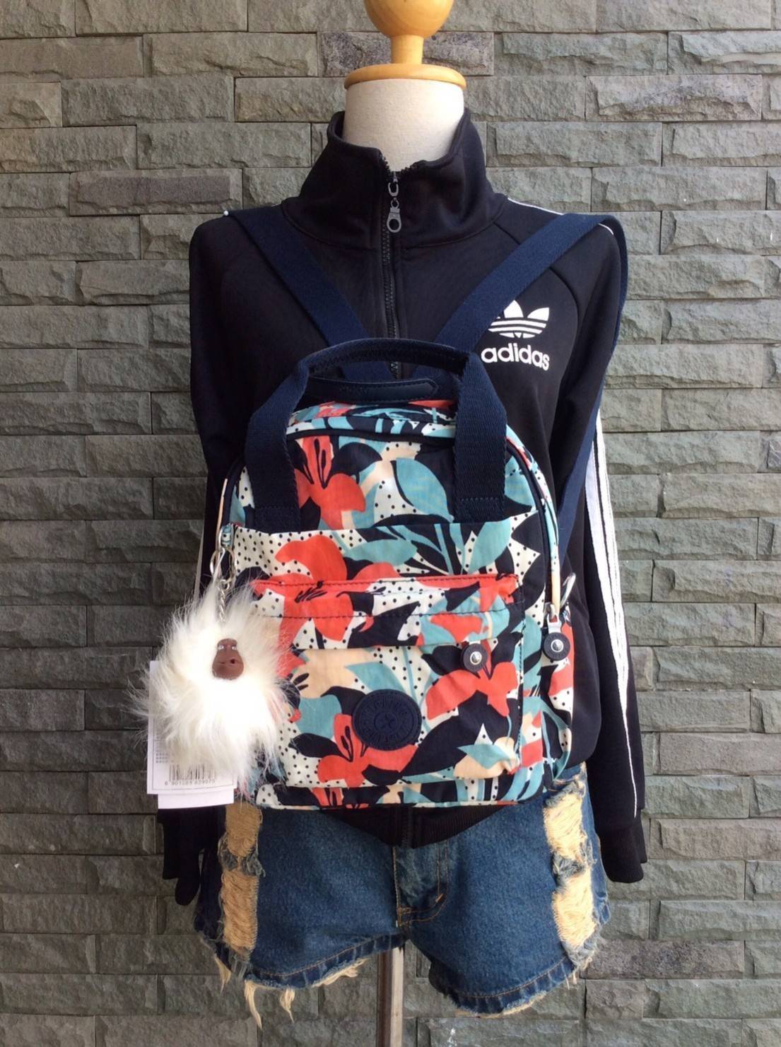 Kipling Mini Backpack 2017 k12688 small flower printed มีพวงกุญแจ Promptpay , พวงกุญแจลิง ,พวงกุญแจอะไหล่ สัญญาลักษณ์ แบรนด์ --------- กระเป๋าขนาดมินิ สามารถใช้งานได้ 3 แบบ : เป็นสะพายหลังได้ / สะพายข้างได้ / มีหูหิ้วถือได้ มีหลายลายให้เลือก ลายสวยน่ารัก 