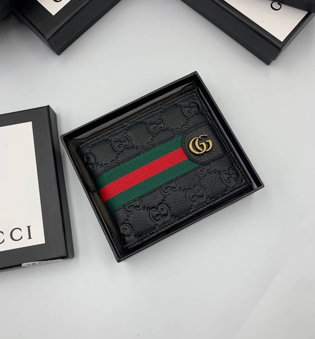 หนังแท้ GUCCI Men Short Wallet รุ่นใหม่ล่าสุด!! หนังสวยเริด ดีงามมากค่าาา กระเป๋าสตางค์ใบสั้น ดีไซน์ใหม่ สวยดูหรู ถือใช้กำลังเหมาะมือ ใส่บัตรได้เยอะ ใส่ธนบัตรได้ทุกชนิด มาครบ set พร้อมส่ง!! เป็นไอเท็มที่หนุ่มๆต้องมีจริงๆจ้า 😎😎