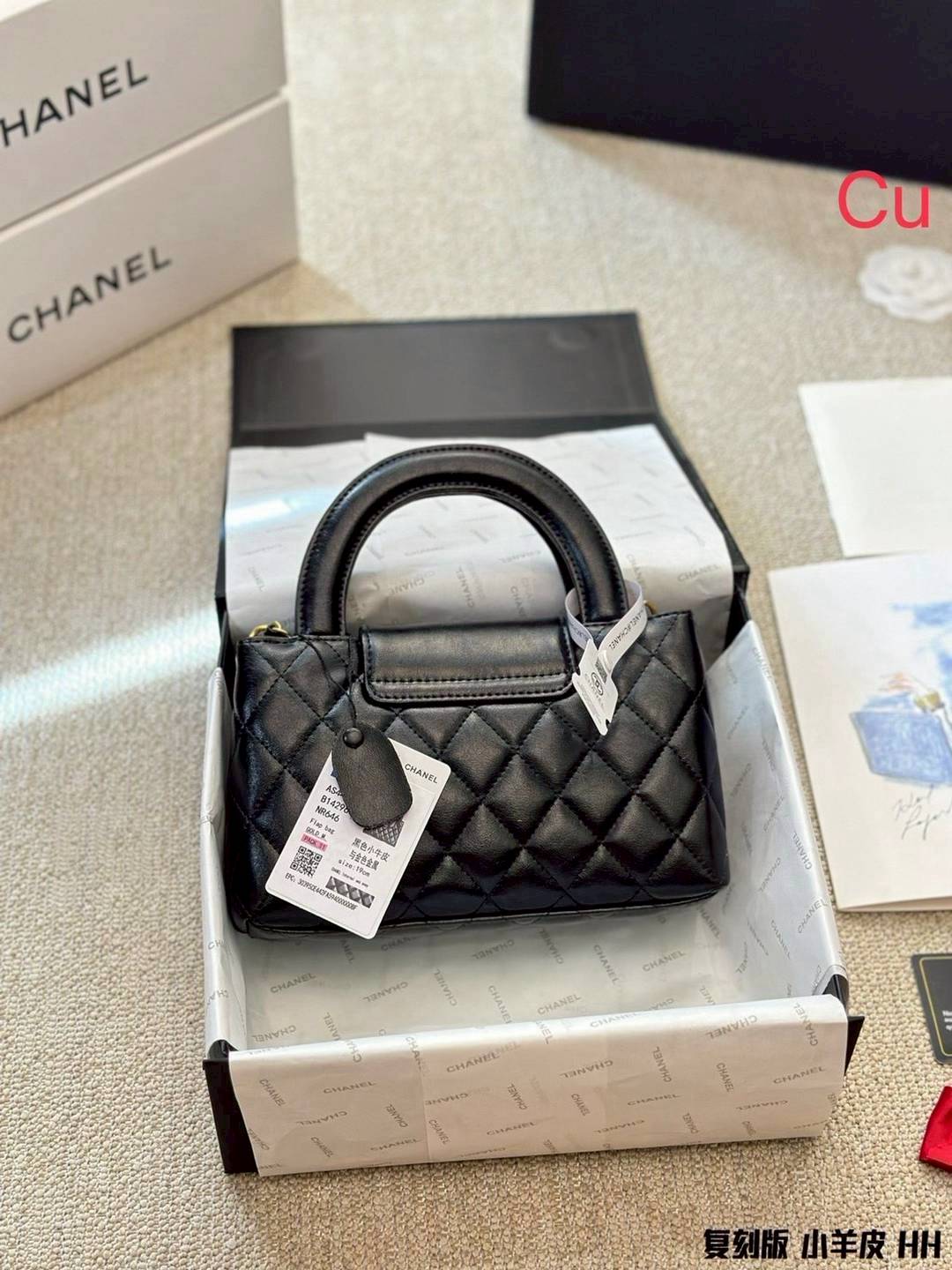 CHANEL 23K Kelly Bag กระเป๋าสะพายทรงสวยเรียบหรู คอลเลคชั่นสุดฮอต กระเป๋าถือ/สะพายข้าง คงเอกลักษณ์ ให้ความเป็นผู้ดีในตัว สวยงาม ภายในโล่งกว้างใส่ของได้พอประมาณ ทรงกระเป๋าโดดเด่นไม่เหมือนใคร