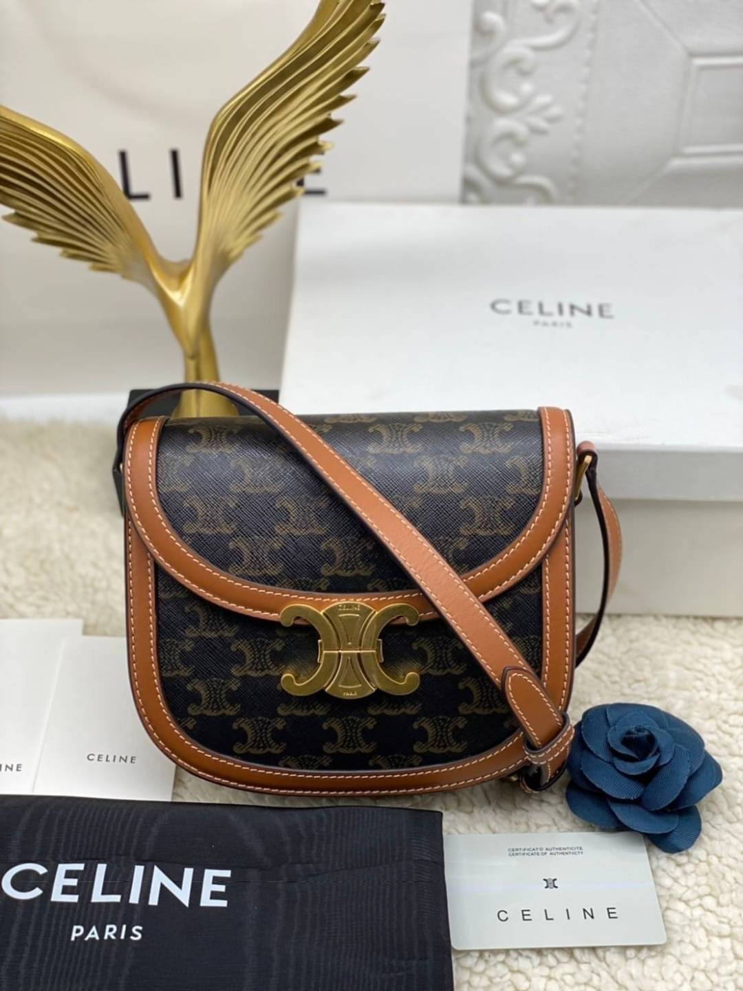 CELINE Teen BESACE TRIOMPHE in Triomphe Canvas and Calfskin Tan เกรดออริจินอล รุ่นใหม่ล่าสุด พร้อมส่งที่ไทย ภาพสินค้าถ่ายจากงานขายจริง ใช้งานต่างประเทศได้