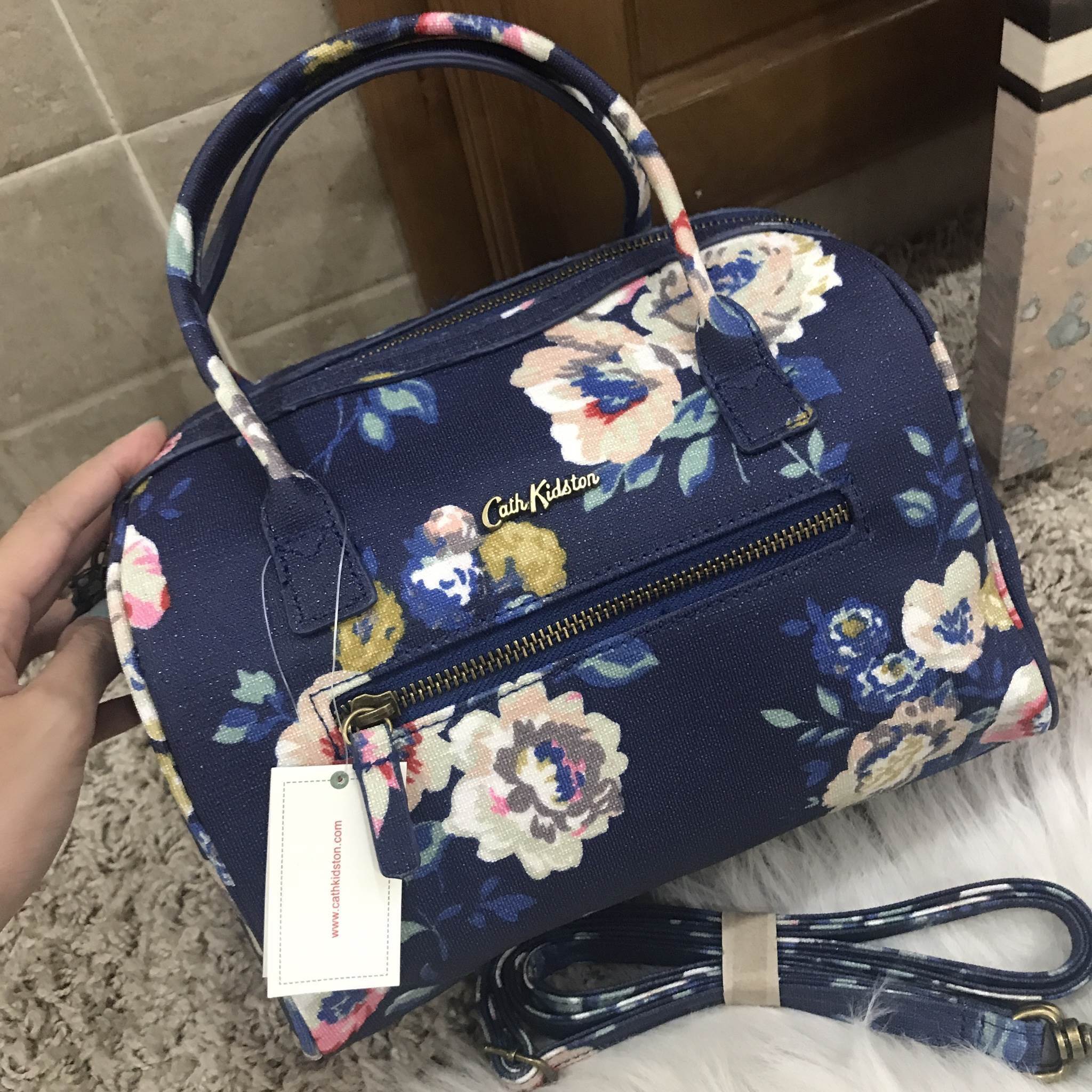Cath Kidston bowling bag กรี้ดกับความน่ารักของกระเป๋าแบรนด์นี้ค่ะ กระเป๋าทรง bowling bag จาก cath kidston ชนช้อป ค่ะ ขนาดกลางจุของ ทั้งกระเป๋าสตางค์ กระเป๋าเครื่องสำอางค์ เปิดปิดด้วยซิป มีมาครบสามลายแล้วค่ะ นี้หนังแข็งเป็นทรงไม่ย้วย ใช้งานง่าย แนะนำมากๆเล