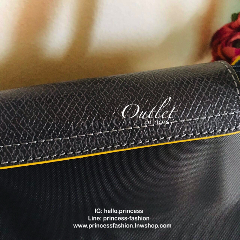 Size : M Longchamp Le Pliage Club Tote Bag กระเป๋าสะพายรุ่นยอดนิยม วัสดุเนื้อผ้า Nylon Canvas เคลือบกันนำ้ ตัดด้วยหนังแท้ น้ำหนักเบา ดีไซน์เรียบง่ายแต่เต็มไปด้วยความคลาสสิก เป็นที่ชื่นชอบไปทั่วโลก Longchamp ปรับโฉม LE PLIAGE ด้วยการปักลายรูปม้า-ตราสัญลักษ