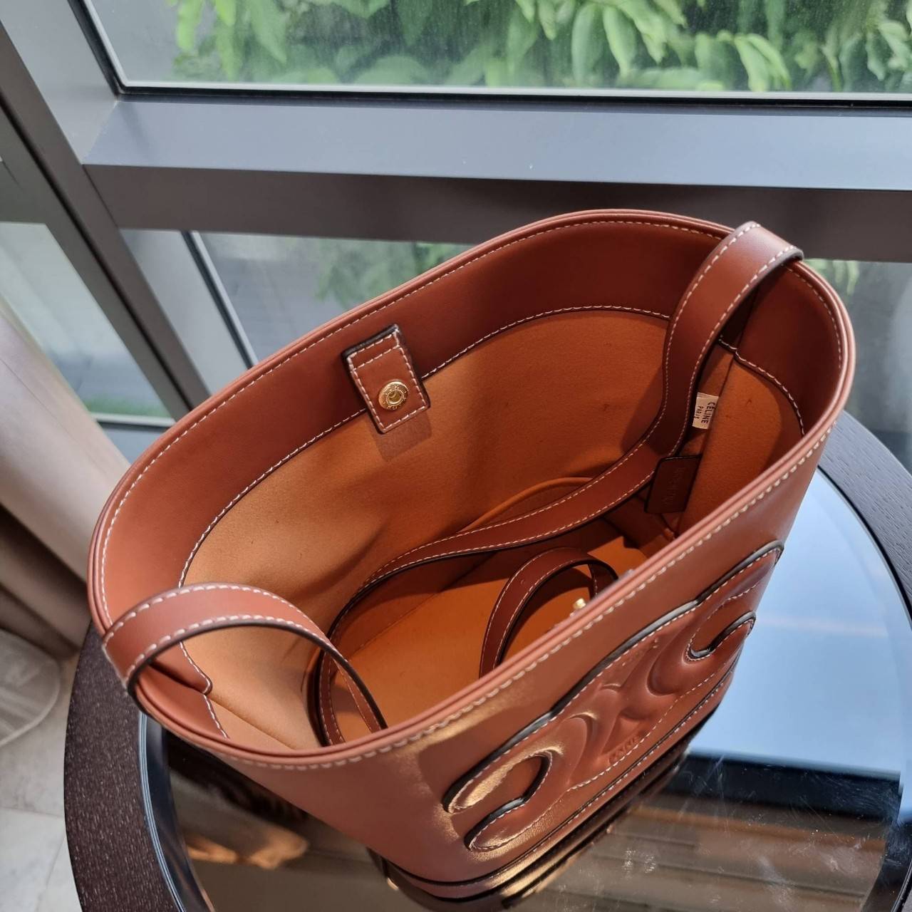 VIP 】CELINE BUCKET BAG CUIR TRIOMPHE คอลเลคชั่นใหม่ ฮิตข้ามปี กับกระเป๋าสะพายทรงถัง ใช้งานง่ายที่สุด สายสะพายในตัว ปรับใช้ได้เลย วัสดุหนังวัว เรียบหรู ผู้ดีไปอีก โดดเด่นด้วยโลโก้เอกลักษณ์ มีกระดุมปิดที่ปากกระเป๋า ภายในโล่งกว้าง ใส่ของแบบจุๆไปเลย เป็นรุ่นท