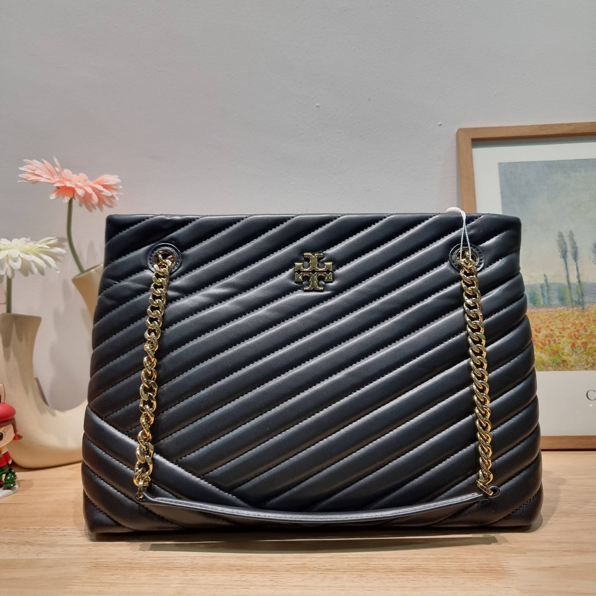 TORY BURCH KIRA CHEVRON TOTE กระเป๋าสะพายรุ่นที่ใครๆก็ต้องมี กับทรงโท้ทไซส์ใหญ่ ใช้ยังไงก็ดูหรู ดีไซน์เฉพาะตัว วัสดุหนังสัมผัสนิ่ม