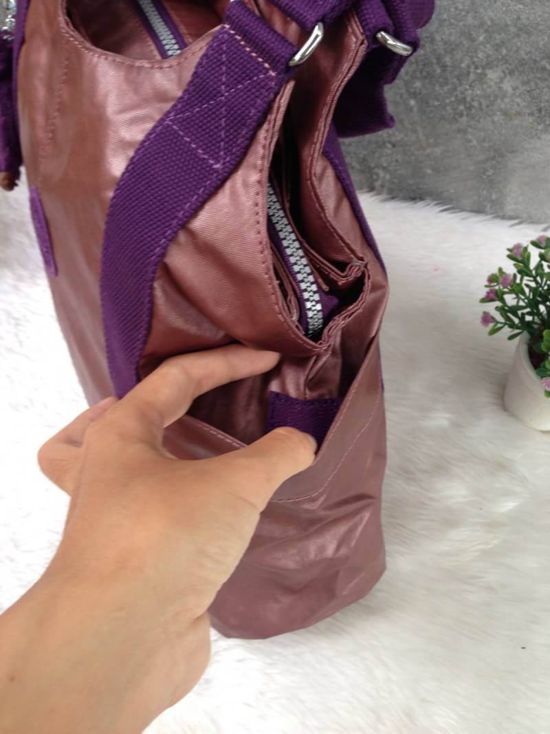 Kipling รุ่น Cicele กระเป๋าสะพายไหล่ใบใหญ่ สวยน่ารัก ตัวกระเป๋าด้านในเป็นช่องโล่งแบบปิดเปิดด้วยซิป มีช่องซิปด้านใน ด้านข้างกระเป๋า มี 2 ช่อง ปิดเปิด ด้วยเทป พร้อมที่ใส่โทรศัพท์ ปากกา และ MP 3 ในส่วนด้านใน และ ด้านข้างกระเป๋า ซ้าย-ขวา เป็นช่องขนาดเล็กสำหรั
