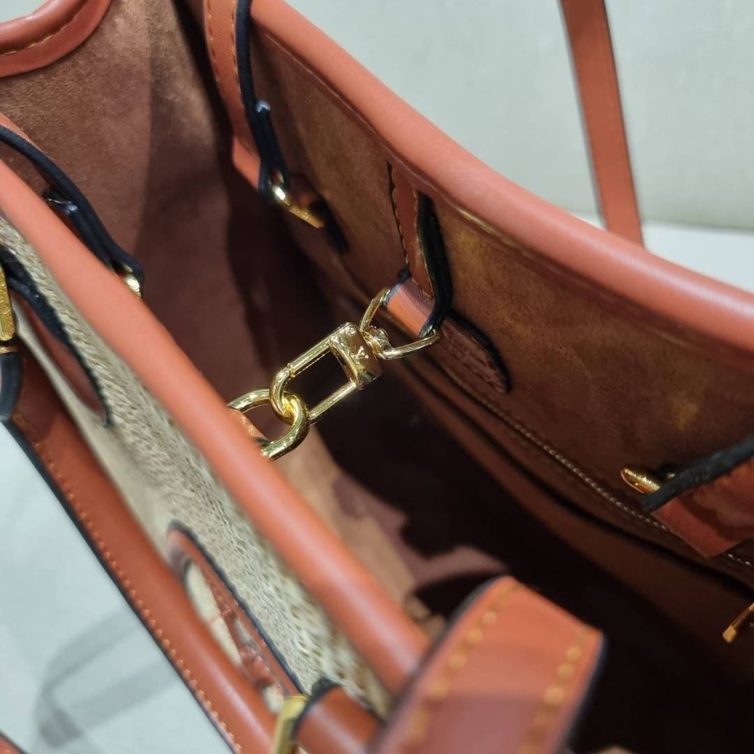 VIP 🥂 LV RAFFIA TOTE BAG ไอเท็มเอ็กซ์คลูซีพใหม่ล่าสุดก่อนใคร กระเป๋าสะพายใบใหญ่รุ่นลิมิเต็ด หายาก ด้วยวัสดุสังเคราห์จากธรรมชาติ สานเต็มใบออกมาเป็นลวดลายสวยงาม และยังโดดเด่นด้วยโลโก้ สีโทนอุ่น ทำให้ไอเท็มนี้ ดูดีน่าค้นหา ด้วยทรงโท้ทที่ทำให้สามารถจั