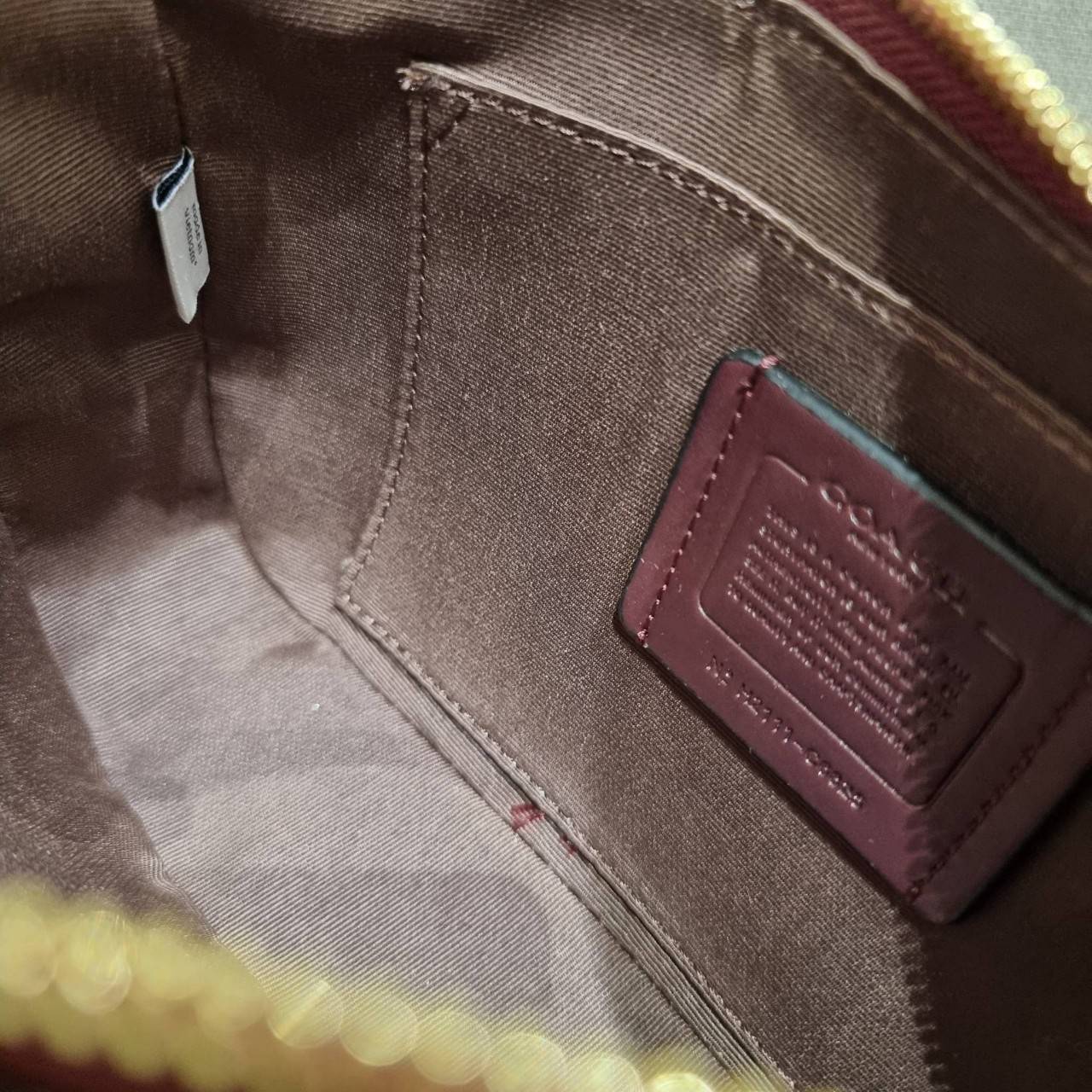 COACH C7264 C6823 C6817 JES BAGUETTE IN SIGNATURE CANVAS คอลเลคชั่นใหม่ล่าสุด พร้อมเสิร์ฟความสวยถึงบ้านเช่นเคย!! กระเป๋าสะพายทรงบาแกตต์ ดีไซน์ย้อนยุค ที่แอบแฝงความเรียบหรูดูแพงอยู่ในตัว โดดเด่นด้วยสายสะพายเส้นใหญ่ โทนสีคอนทราส ทำให้ไอเท็มนี้ดูมีลูกเล่นมาก