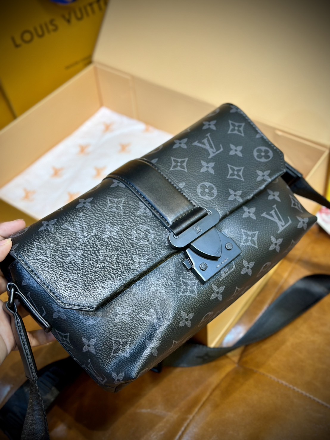 พร้อมส่ง 3 สี LV S-Cape Messenger Monogram Eclipse / LV Messenger Bag กระเป๋าทรงแมสเซ็นเจอร์ แบบคลาสสิกสวยงามเป็นเอกลักษณ์ เกรดออริ