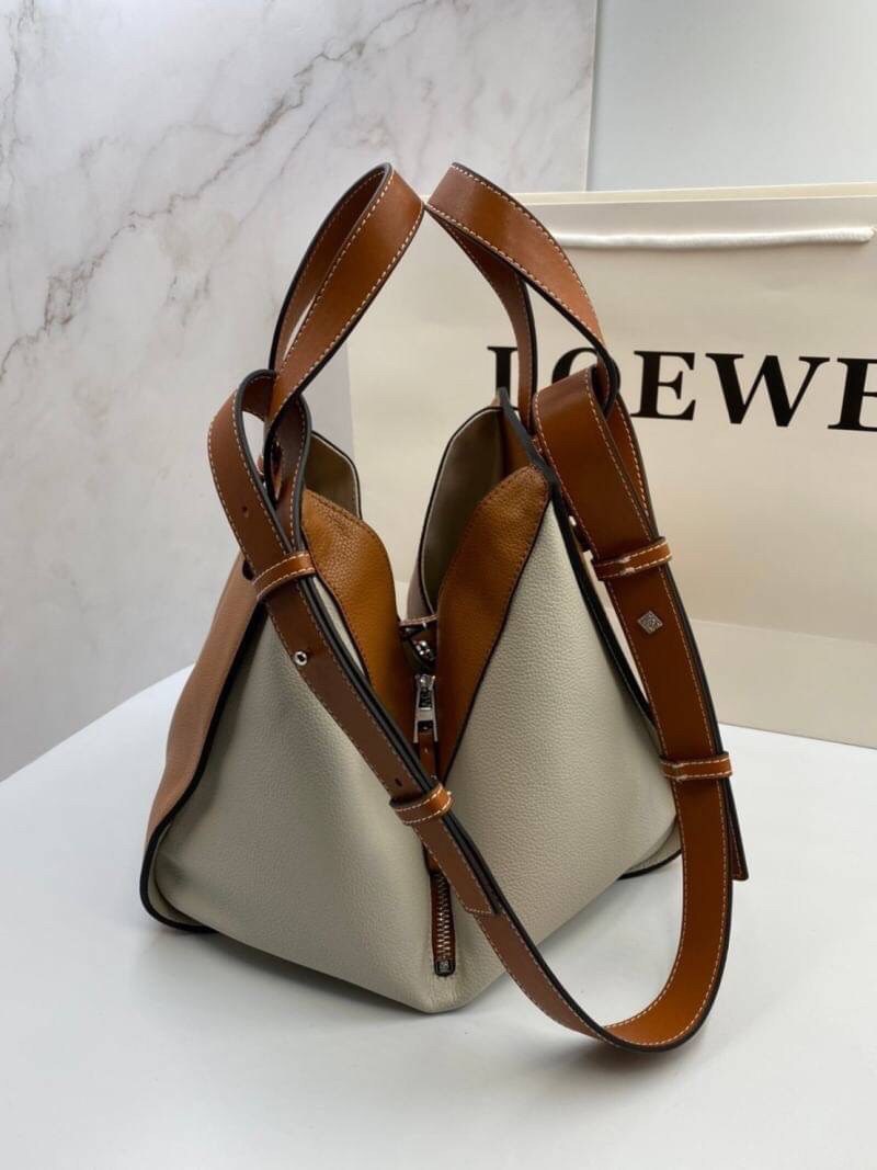 VIP GIFT 】หนังแท้ Loewe Small Hammock bag in pebble grain calfskin A multifunctional bag with supple side panels that release to change its shape. Looped straps allow the bag to be worn in multiple ways. This small version is in pebble grain calfskin.