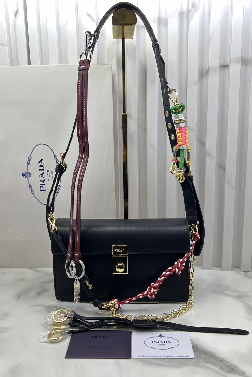 ORI หนังแท้ | 22cm Prada Soft Sound small leather shoulder bag with charms กระเป๋าสะพายทรงกล่อง รุ่นใหม่ล่าสุด มาแรงแบบเกินต้าน ด้วยดีไซน์เรียบ แต่มีกิมมิคเท่ห์ๆ ที่สายและพวงห้อยหลากสีสุดคิวท์
