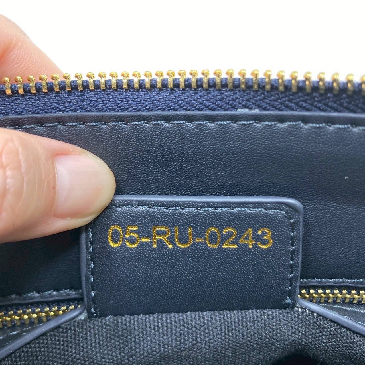 ORI หนังแท้ | DIOR Small 30 Montaigne Pocket Bag กระเป๋าสะพาย รุ่นใหม่สําหรับ Fall 2025 โดดเด่นด้วยลายเส้นอันงดงามและขนาดที่กะทัดรัด