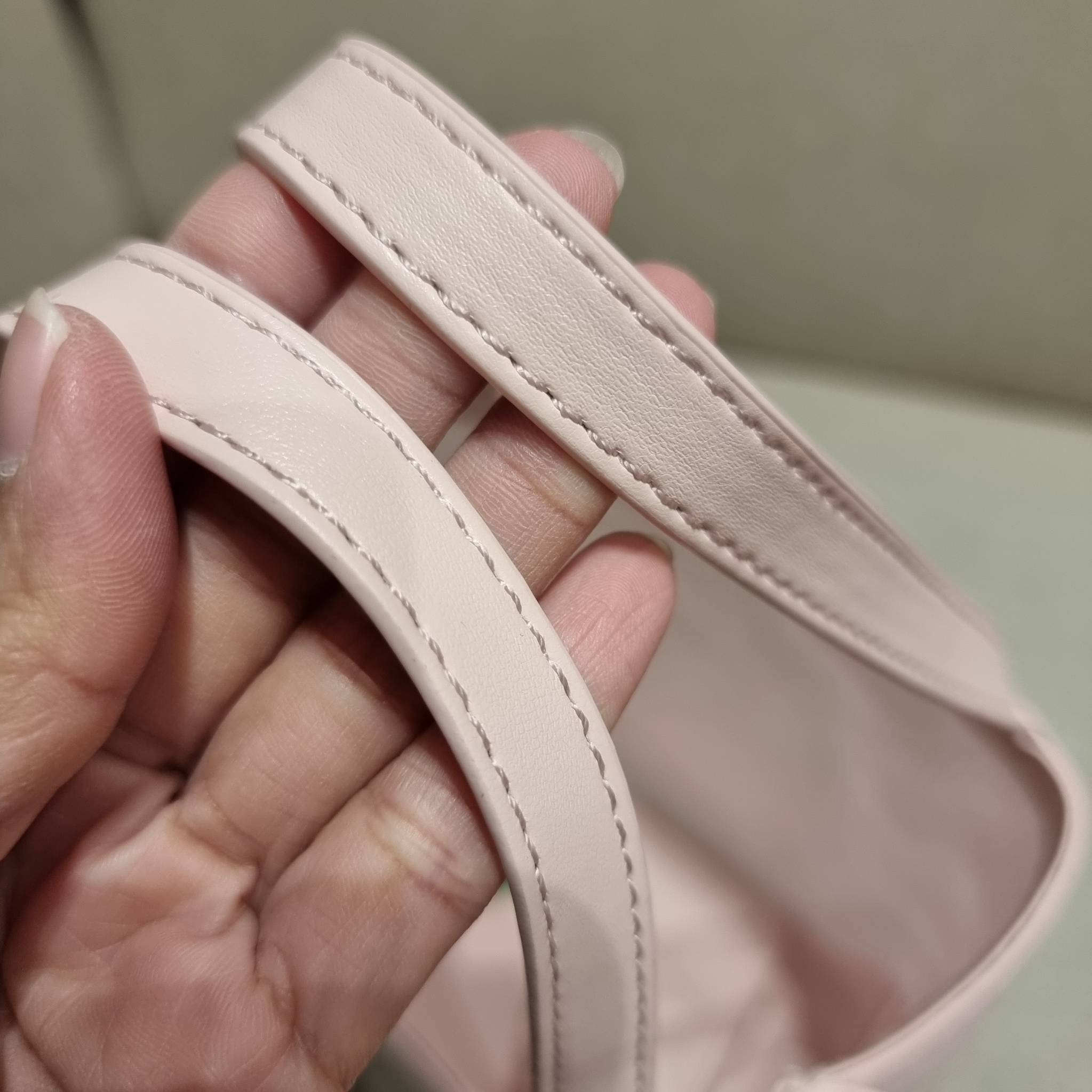 PRADA SMALL SEQUINED MESH TOTE BAG เอาใจสายแฟอีกครั้ง!! กระเป๋าทรงโท้ท ขนาดเล็ก ที่มีดีเทลฝีมือ ด้วยการเรียงร้อยแผ่นเลื่อมเป็นตาข่ายรอบใบ ตัดขอบด้วยหนังสังเคราะห์ พิเศษพร้อมใบลูกให้ด้วย ทรงใช้งานง่าย ภายในโล่งกว้าง ถือไปเรียน ไปเที่ยว ไปทำงาน พกพาง่ายสุดๆ