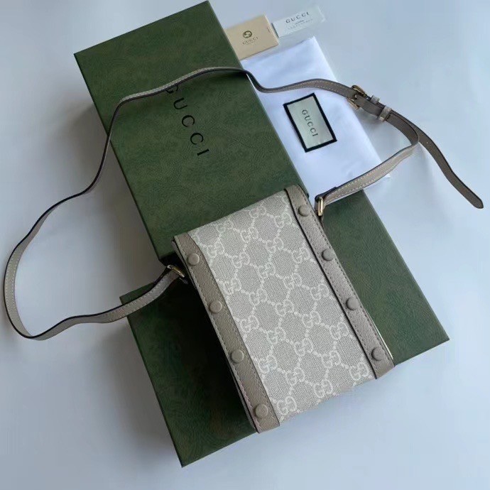 Gucci Horsebit 1955 mini bag / Gucci Phone Bag เกรดใช้งานสลับใบจริงได้ ออริจินอล รุ่นยอดฮิต ไซส์มินิ ที่ใครๆก็ต้องรู้จัก!! กับกระเป๋าขนาดมินิ ได้รับแรงบันดาลใจมาจากดีไซน์ดั้งเดิม ซึ่งแอคเซสเซอรี่นี้โดดเด่นด้วยรายละเอียดดั้งเดิมที่ทันสมัยโดยเน้นที่ฮอร์สบิต