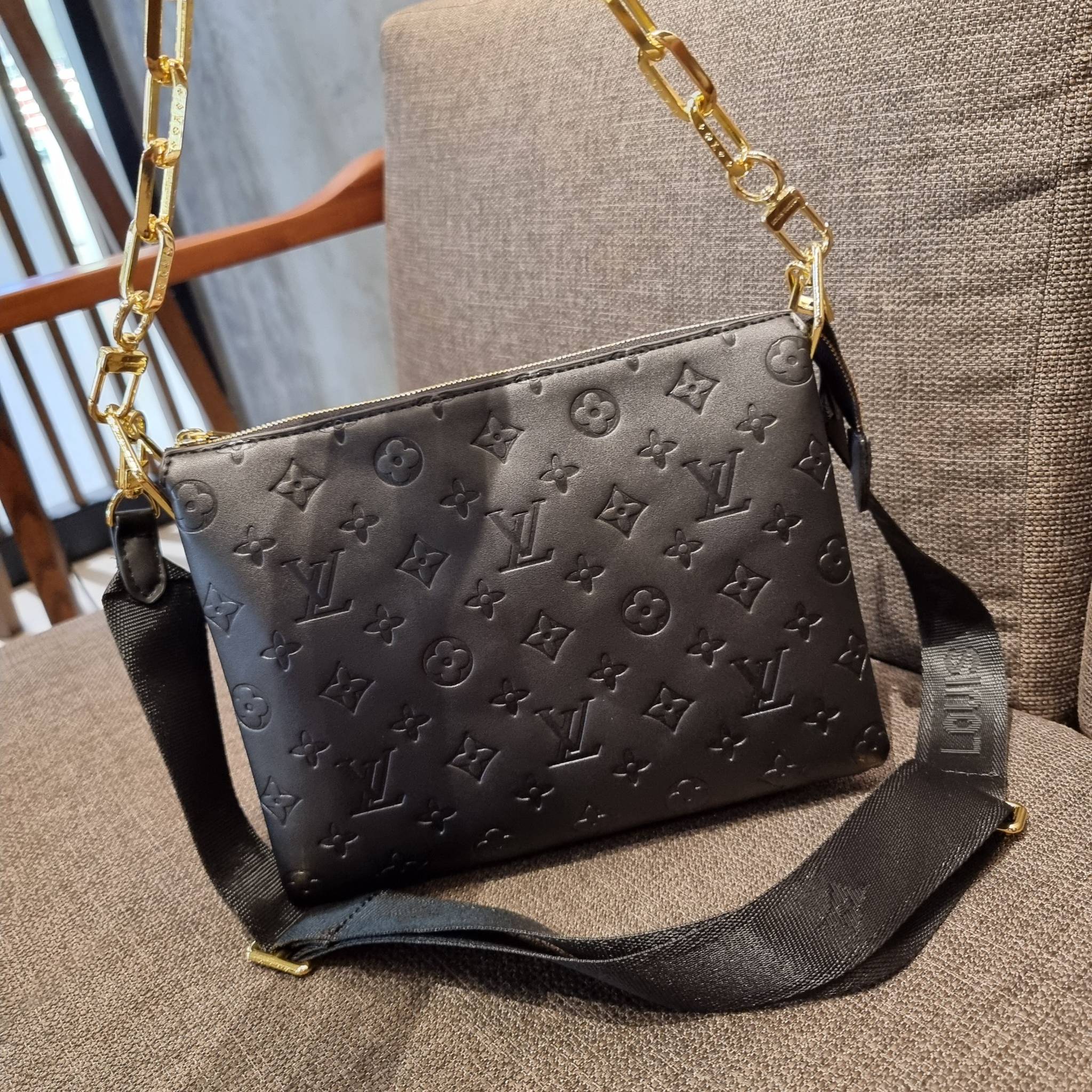 LV HANDLE POUCH MONOGRAM กระเป๋าสะพายกึ่งคลัชท์ สุดล้ำ ใหม่ล่าสุดมาแรงมาก ด้วยความสวยปังตั้งแต่แรกเห็น วัสดุหนังแกะปั๊มลายสวยคม มาพร้อมสาย 2 เส้น เลิศๆ มีสายโซ่ที่มีดีเทลละเอียดไม่ซ้ำ และสายสปอร์ตครอสบอดี้ ที่จะคล้องไว้ทั้งสองเส้นก็ดีงาม หรือสลับใช้ตามลุค