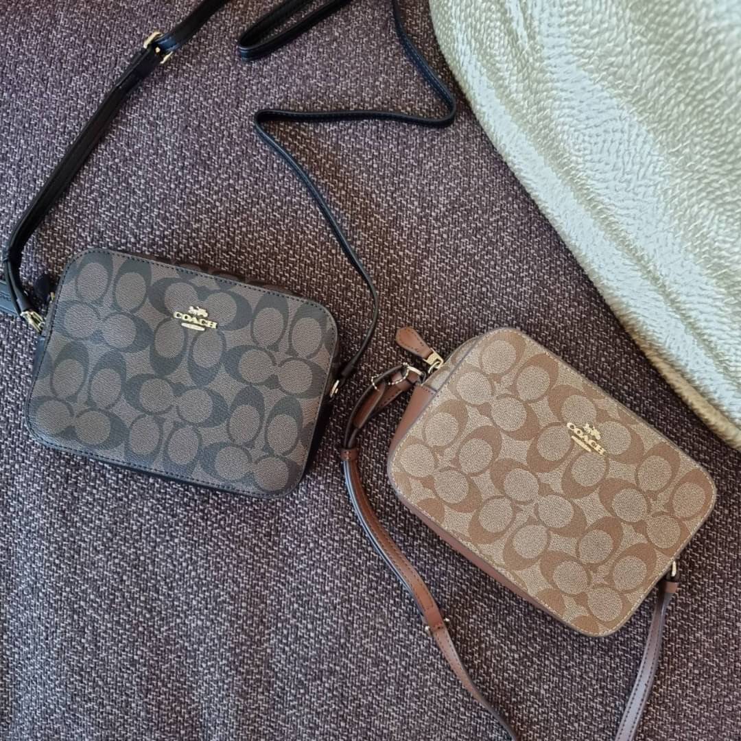 COACH 91677 MINI CAMERA BAG IN SIGNATURE CANVAS ขายดีที่สุด!! กระเป๋าสะพายข้างไซส์มินิ คลาสสิคอยู่ทรง อะไหล่ทองตัดดูหรู วัสดุหนังแคนวาสเคลือบลาย เปิด-ปิดด้วยซิป สายสะพายปรับได้ตามตัว ใบนี้แมทช์ได้ทุกลุค ใช้เป็น everyday bag ได้สบายๆเลยจ้า