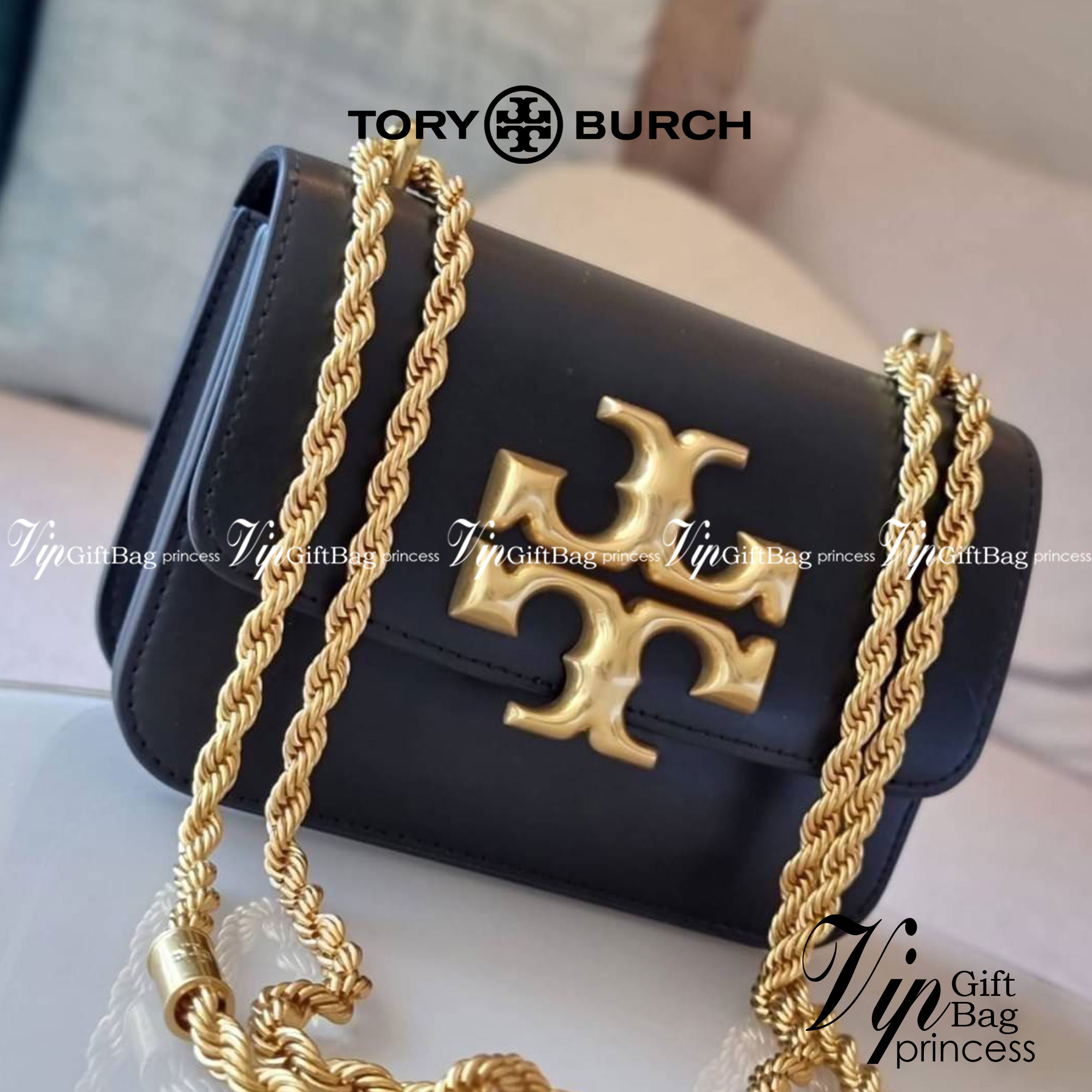 TORY BURCH ELEANOR SMALL CONVERTIBLE SHOULDER BAG ฮอตไอเท็ม รุ่นนี้ขายดีขายหมด สวยหรู คุณหนู ผู้ดี!! หายากมากแล้วน้า กระเป๋าสะพายข้าง ดีไซน์อยู่ทรง ขนาดกำลังสะดวกใช้สำหรับสาว วัสดุหนังแท้เต็มใบ สีทูโทน เปิด-ปิดด้วยแถบแม่เหล็ก ภายในแบ่งสัดส่วนได้เป็นอย่างด