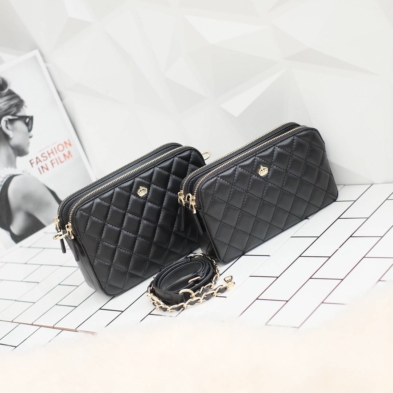 รุ่นขายดี มาเพิ่มแล้วค่า KEEP Carla รุ่นขายดีที่สุด ทรงน่ารักที่สุด รอบนี้หนังลายเรียบตัวใหม่ Microfiber สวย ทน กว่าเดิม 👍ตีตารางขึ้น ฟู นิ่ม สวย ดูแพง สะพายได้ทุกวัน เข้ากับชุดง่ายมาก Must have item !! ❤️#กระเป๋าที่มีสีเดียวไม่เคยพอ Ƕ