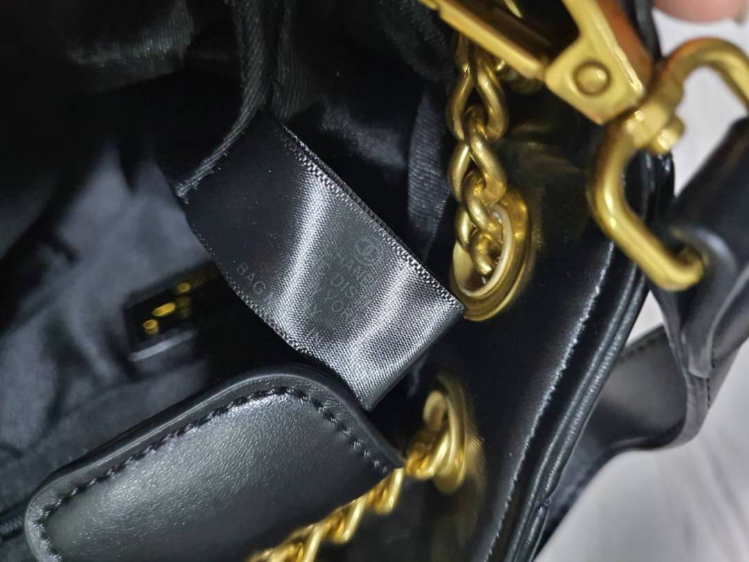 กระเป๋าทรงขนมจีบหรู จากงาน CHANEL VIP GIFT(GIFT WITH PURCHASE) จากเคาเตอร์ต่างประเทศ จากแบรนด์ CHANEL ลายหนังเรียบเงา อะไหล่ทองเข้มวินเทจ ด้านหน้าประดับโลโก้แบรนด์สีทอง เปิดปิดด้วยหนังคาดกระดุมแม่เหล็ก มาพร้อมช่องซิปอีกหนึ่งช่อง มาพร้อมสายโซ่ยาวประดับกิมม