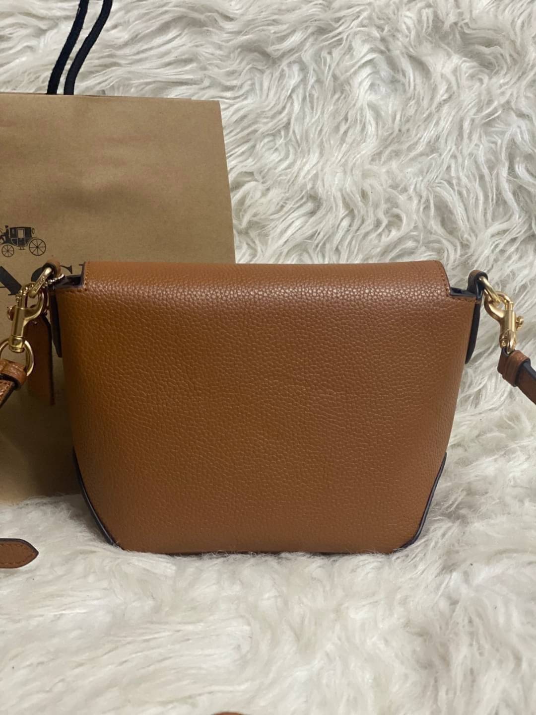 คอลเลคชั่นใหม่ ทั้งสวยทั้งคุณภาพค่ะ😘 COACH KARLEE CROSSBODY BAG 💐พร้อมส่ง ได้ไปไม่ผิดหวังแน่นอนค่ะ! สวยๆแบบคนดังระดับโลกกันค่าา กระเป๋าสะพายแบบครอสบอดี้ร์ หนังแท้นิ่มสวยงามมากๆค่ะ รูปทรงน่ารักกระทัดรัด เปิดปิดกระเป๋าแบบหมุนล็อค ภายในสามารถ