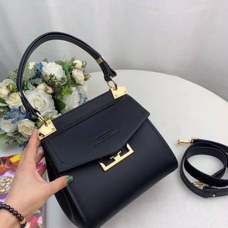 หนังแท้ Givenchy Mini Mystic Calfskin Leather Satchel / Givenchy Top Handle Bag กระเป๋ารุ่นใบใหม่จากแบรนด์หรู การออกแบบเชิงมุมโดดเด่นด้วยแผ่นปิดสามเหลี่ยมที่มีรายละเอียดพร้อมการปิดด้วยแม่เหล็ก double-G พกติดตัวไว้ที่หูหิ้วด้านบนหรือสวมสายสะพายทรงเรียวเพื่
