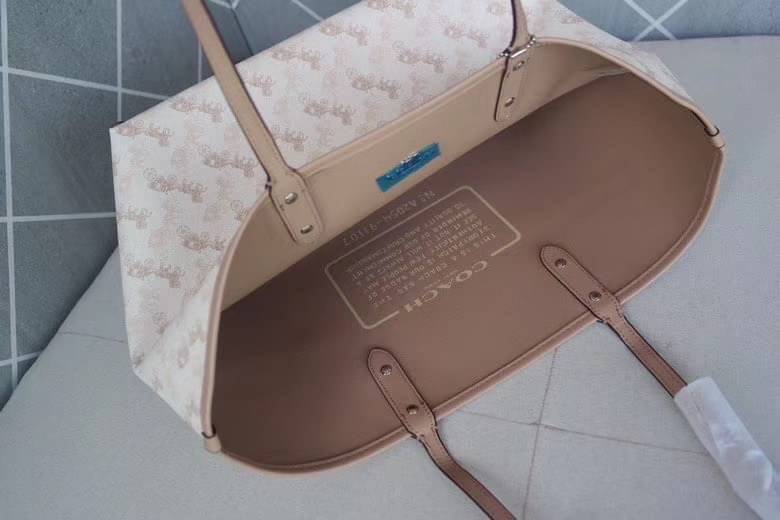 COACH 91107 REVERSIBLE CITY TOTE WITH HORSE AND CARRIAGE PRINT ใช้ได้ 2 ด้าน 🔺ทรง Tote รุ่นแนะนำค่ะ!! วัสดุ pvc อย่างดี นิ่มยวบตัวสวย ลายรถม้าทั้งใบค่ะ (ในไทยหายากค่ะลายนี้) 📌สามารถใช้ได้ทั้งด้านในและด้านนอกนะคะ สวยทั้ง2ด้านเลยทีเดียว เป็น