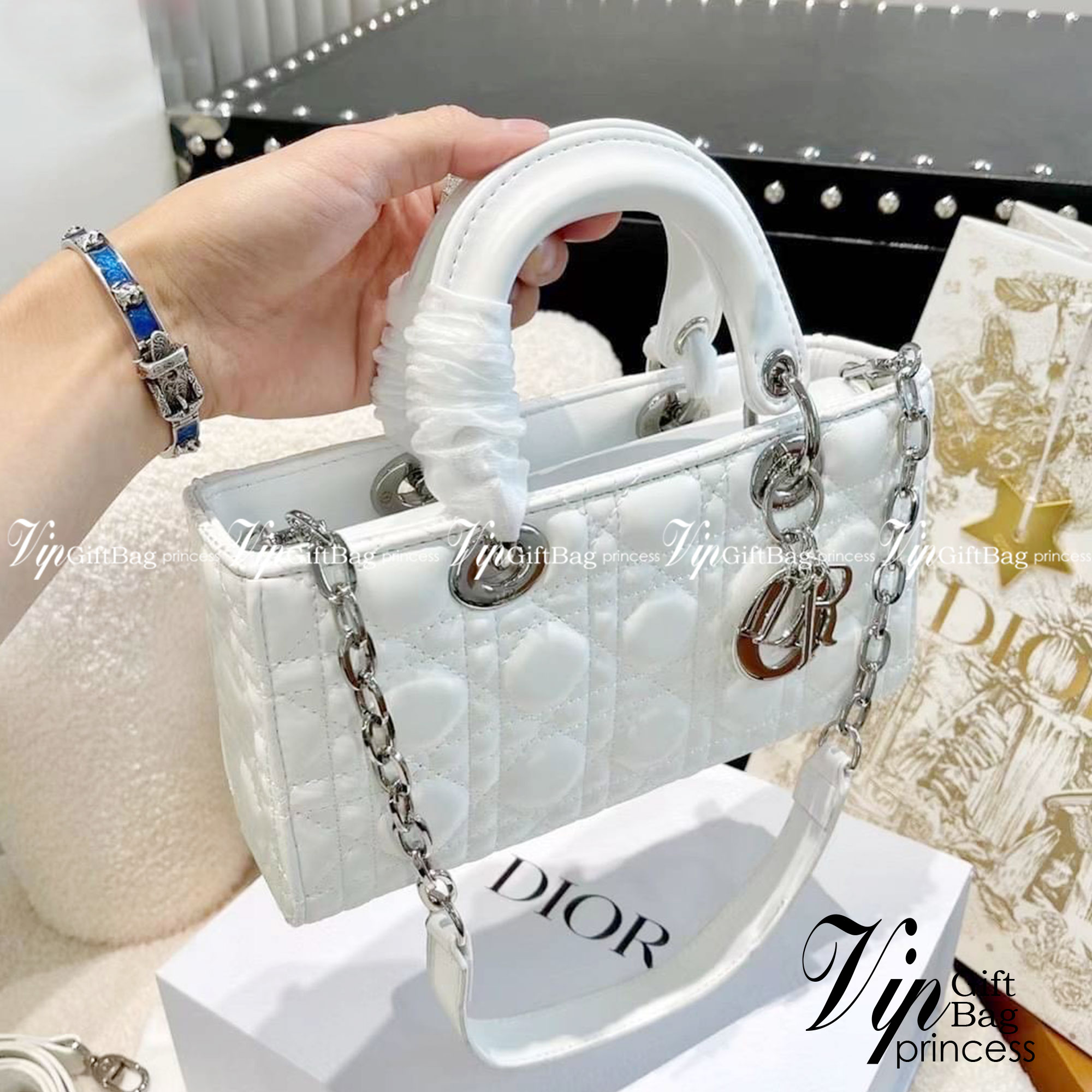 DIOR Lady D-Joy Bag Cannage Lambskin กระเป๋าสุดไอคอนิก รุ่นอมตะที่ตราตรึงในความทรงจำผู้คนทั่วโลก ถือแล้วดูหรู ดูแพง เป็นรุ่นที่ควรมี มีสายสะพายโซ่แบบถอดได้ ภาพสินค้าถ่ายจากงานขายจริง ใช้งานต่างประเทศได้