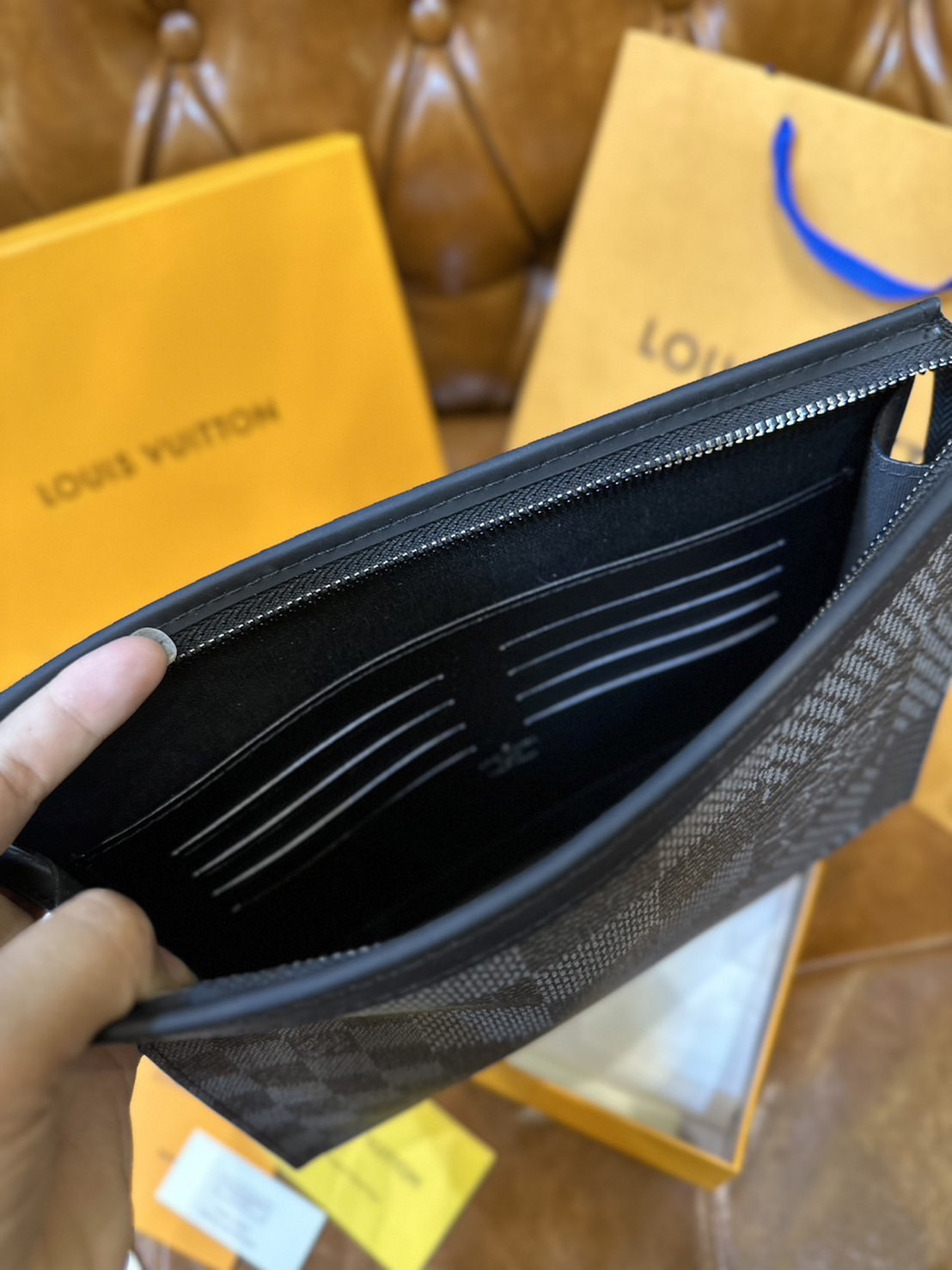พร้อมส่ง 15 แบบ LV Pochette Voyage MM / LV Clutch กระเป๋าถือทรงคลัช ทรงพอช เกรดออริ สลับแท้ 1:1 ใช้ต่างประเทศได้ ใช้ได้ทั้งชายหญิง