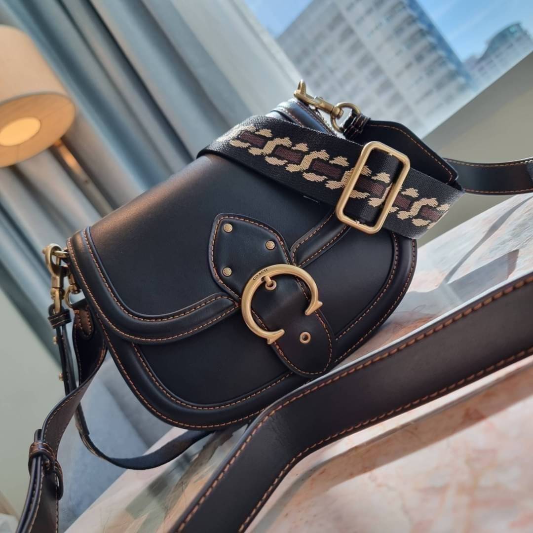 COACH C0749 BEAT SADDLE BAG The best item! ที่สาวๆรอคอย! ฮอตไฟลุก! สีหายาก ละมุนคุณหนู คอลเลคชั่นใหม่ ดีไซน์หรูหรา พิเศษมากๆมาพร้อมสายสะพาย 2 เส้น ใช้คู่กันหรือแยกสะพายก็สวยครบสูตร กระเป๋าสะพายทรง saddle คลาสสิค วัสดุหนัง glove-tanned ทนทาน เปิด-ปิดด้วยกร