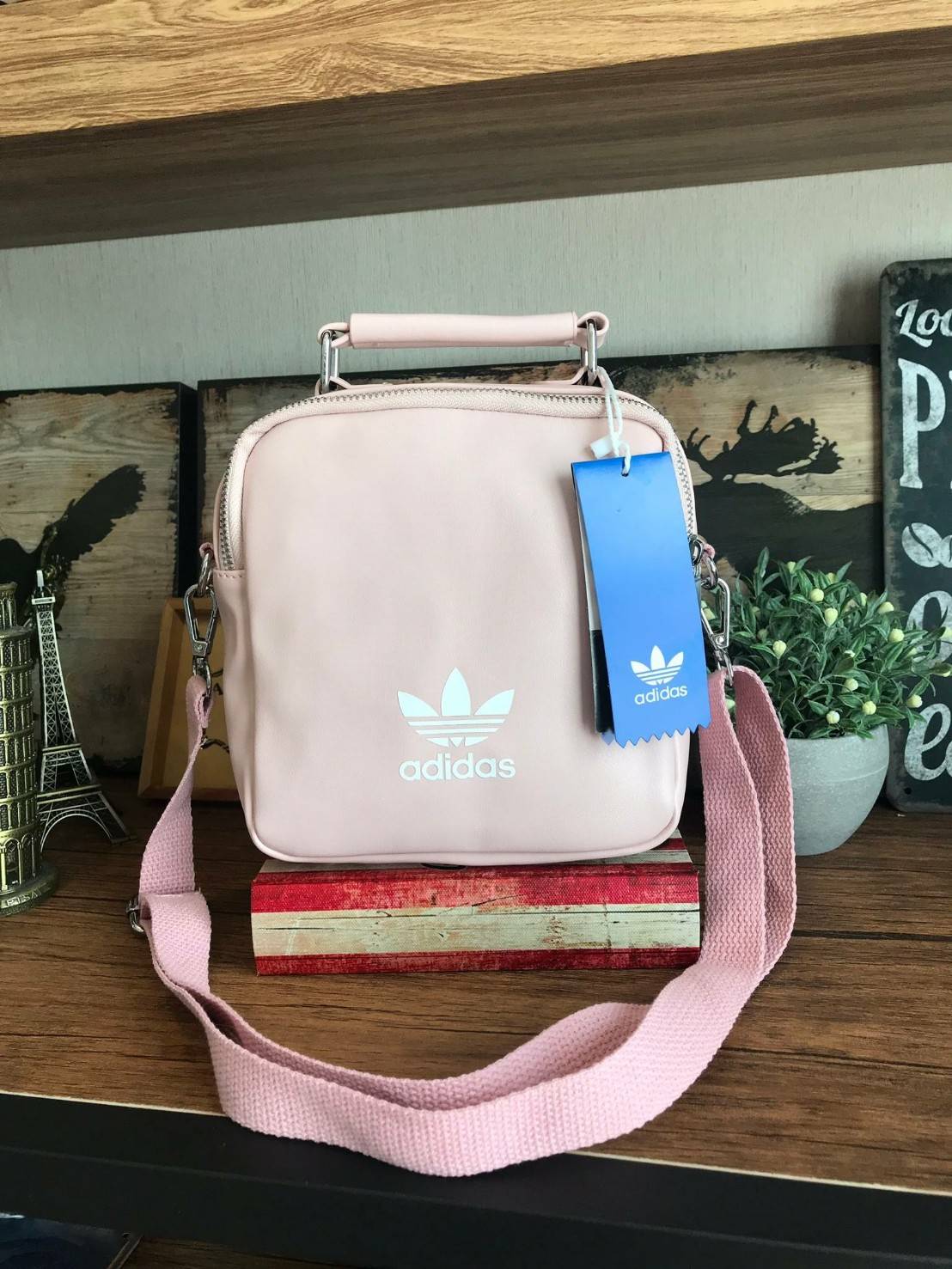 Adidas Mini Shoulder Bag and Backpack กระเป๋าแบบทรีเวย์ ที่สามารถถือเก๋ สะพายเท่ๆแบบเป้หรือสะพายข้าง มีช่องซิปเปิดได้ทั้งด้านหน้าและด้านหลัง เพื่อการใช้งานที่สะดวกสบาย วัสดุหนังpu หนังนิ่ม ถือสบายมือ มีหมุดรองฐานกันรอยสี่มุม ใบเดียวสามารถเปลี่ยนลุคช์ได้ด้