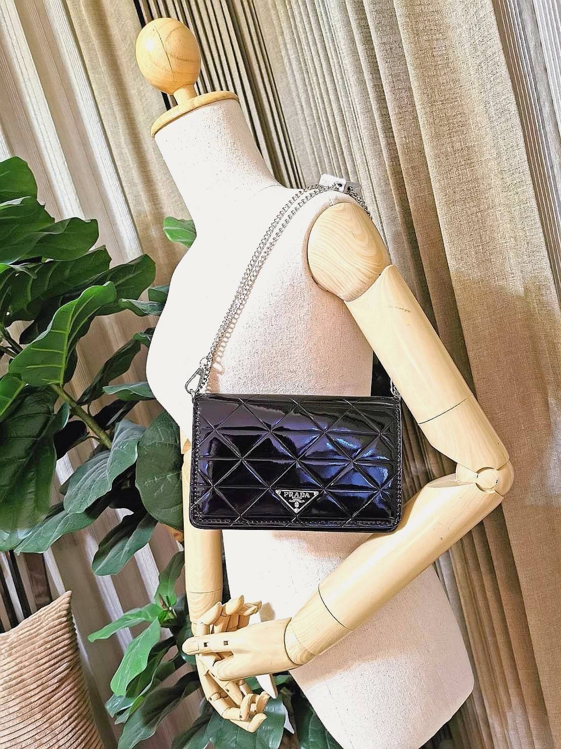 PRADA CLUTCH BAG WITH CARD HOLDER VIPGIFT WITH PURCHASE พรีเมี่ยมกิ้ฟรุ่น Limited จาก DUTYFREE สวยหรูดูดีสุดคุ้มมากๆได้ทั้งกระเป๋าสะพายทรงคลัชพร้อมสายโซ่แบรนด์ + กระเป๋า Card Holder ใส่นามบัตรครบชุดไอเท็มใหม่ล่าสุดน่าใช้น่าสะสม สินค้ามาพร้อมกล่องแบรนด์ Du